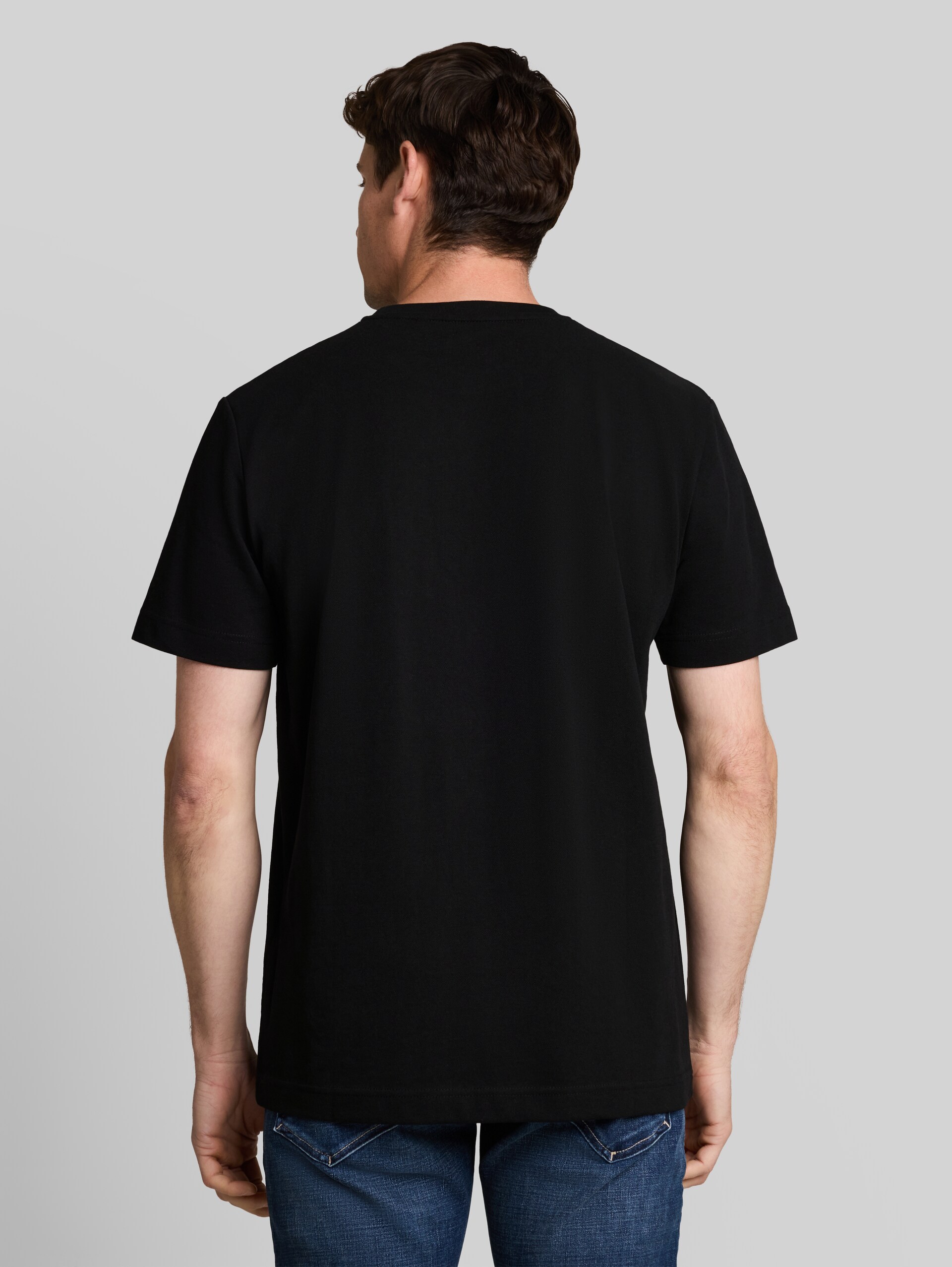 Piqué T-shirt met logobadge - Black - Neklijn model-achteraanzicht