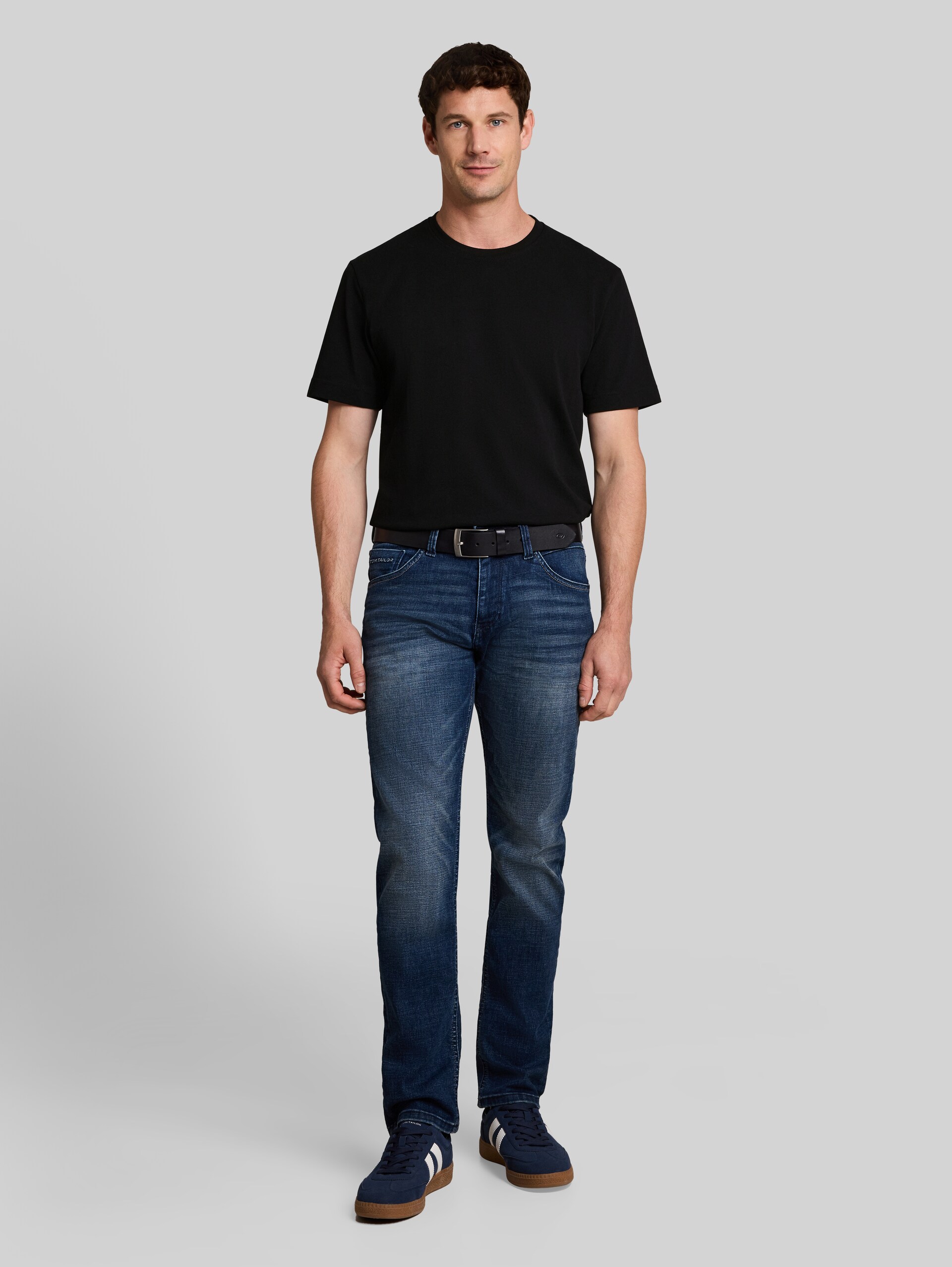 Piqué T-shirt met logobadge - Black - Model vooraanzicht