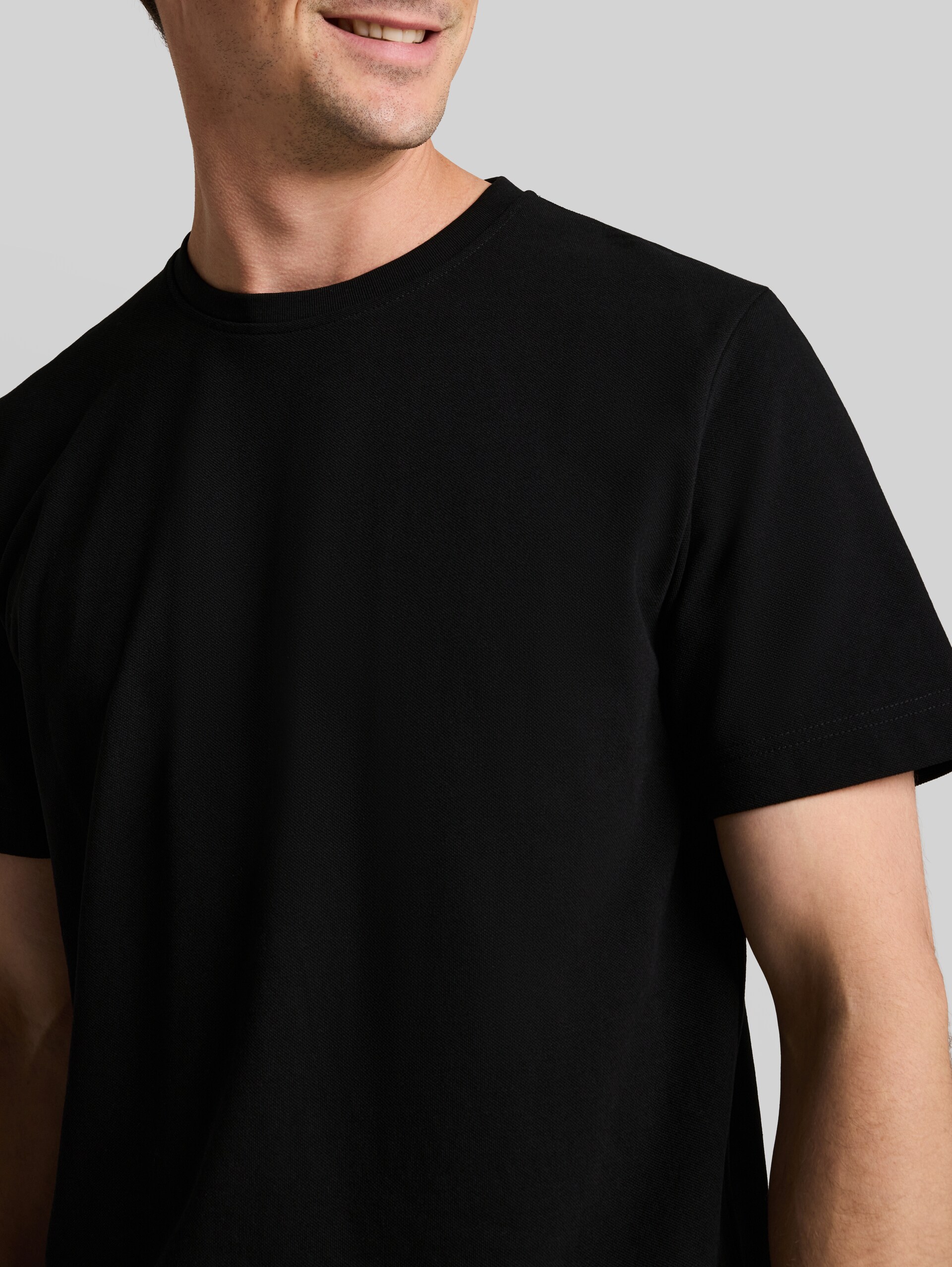 Piqué T-shirt met logobadge - Black - Detailaanzicht model