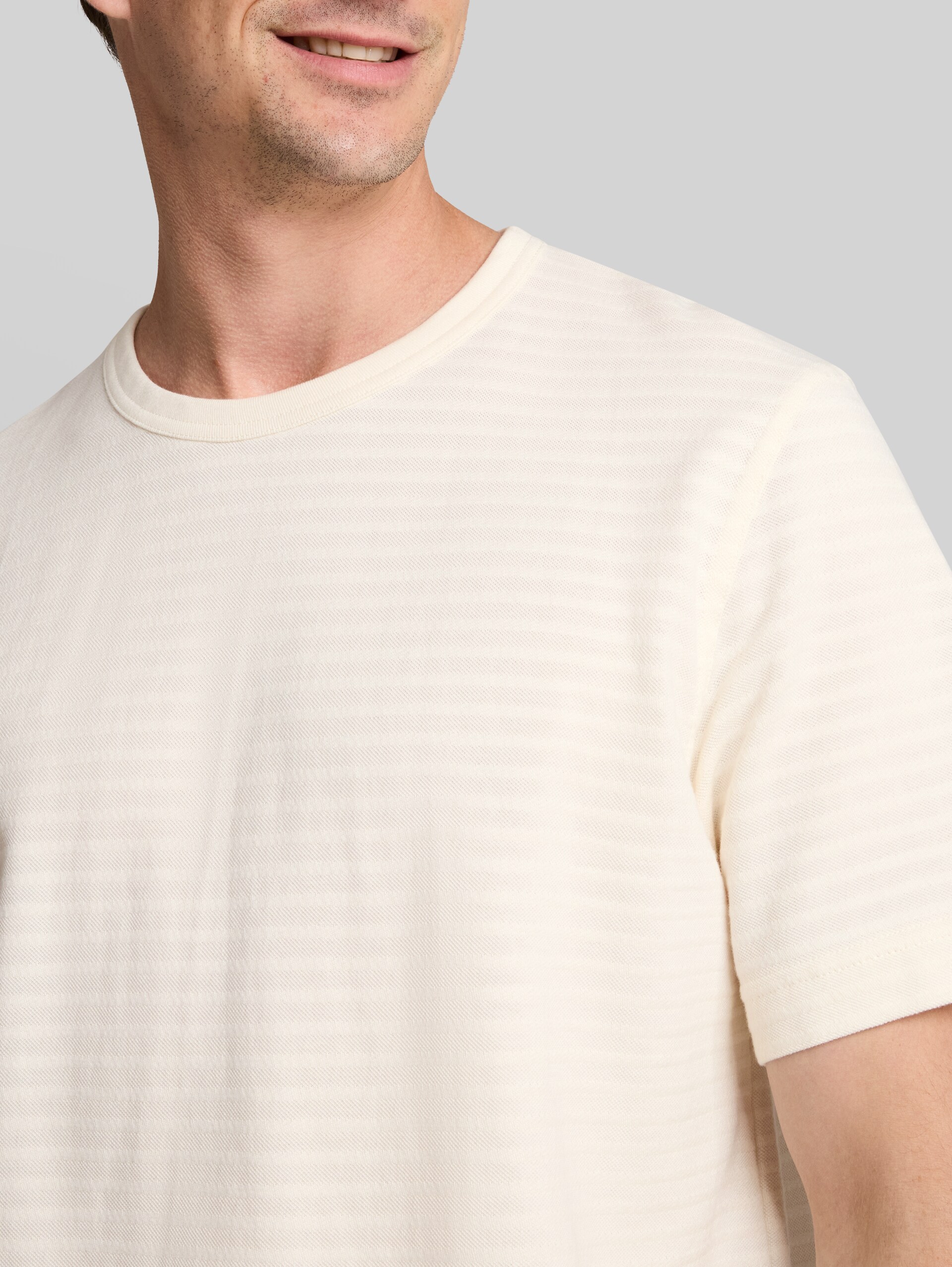 T-shirt van zware katoenen jersey - Gardenia White - Detailaanzicht model