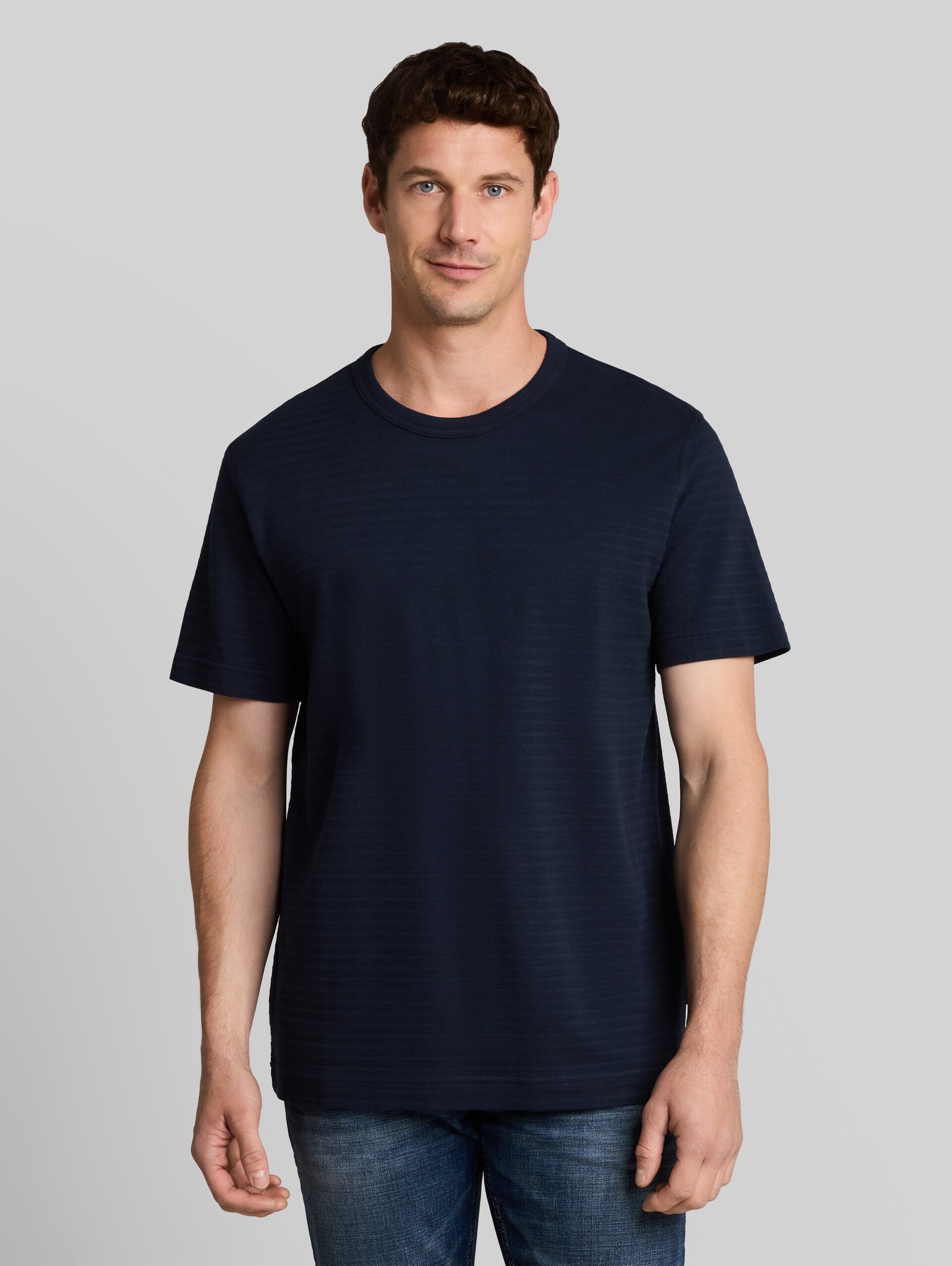 T-shirt van zware katoenen jersey - sky captain blue - Nek model vooraanzicht