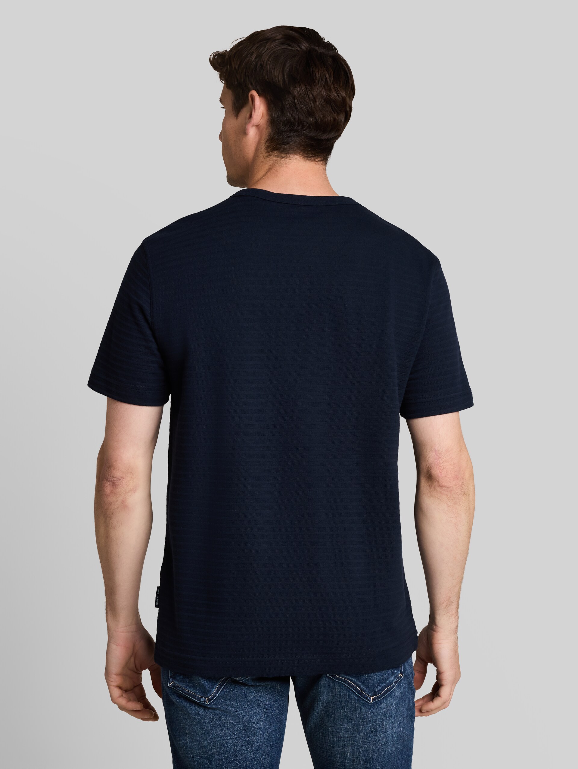 T-shirt van zware katoenen jersey - sky captain blue - Neklijn model-achteraanzicht