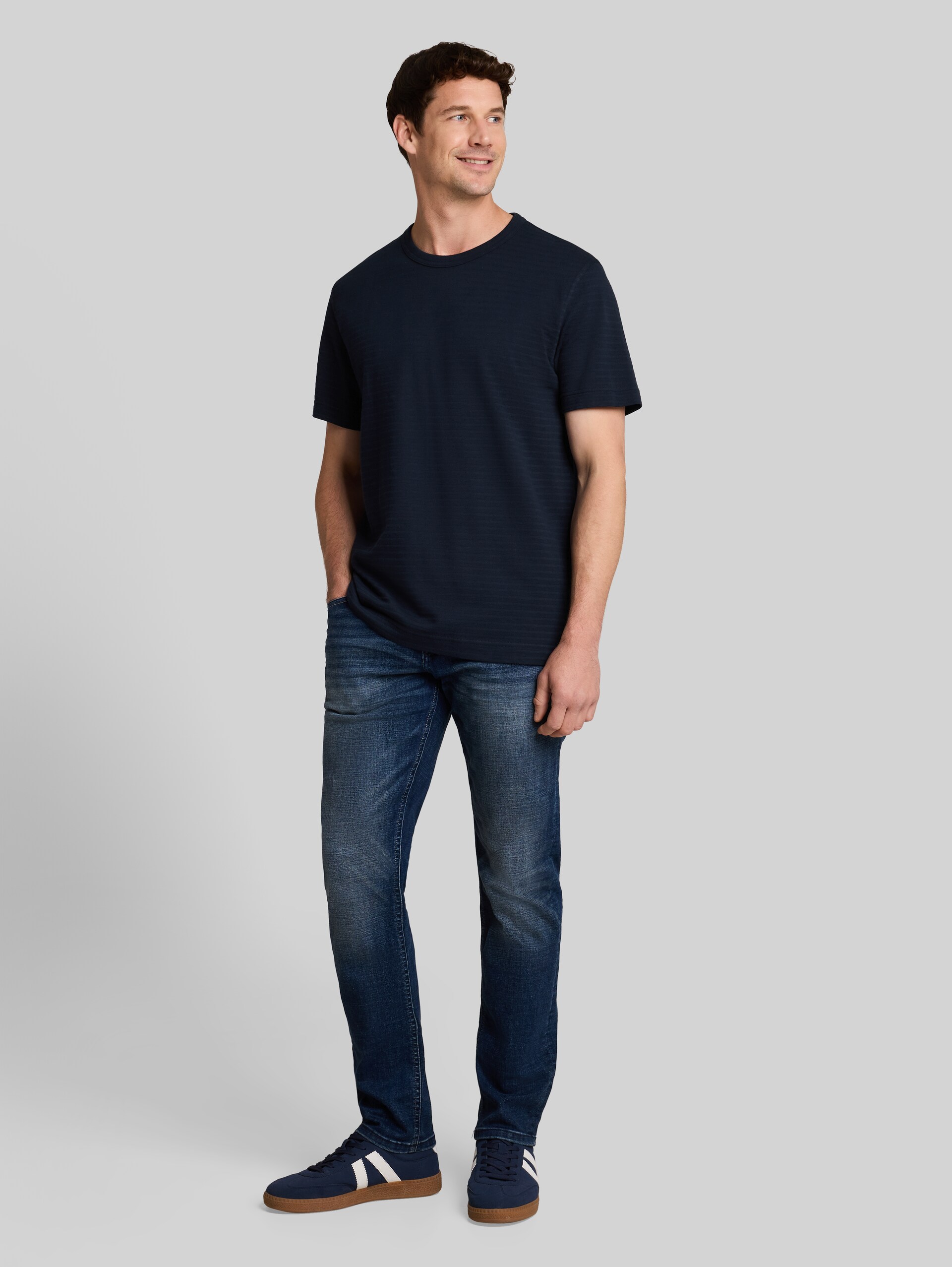 T-shirt van zware katoenen jersey - sky captain blue - Model vooraanzicht