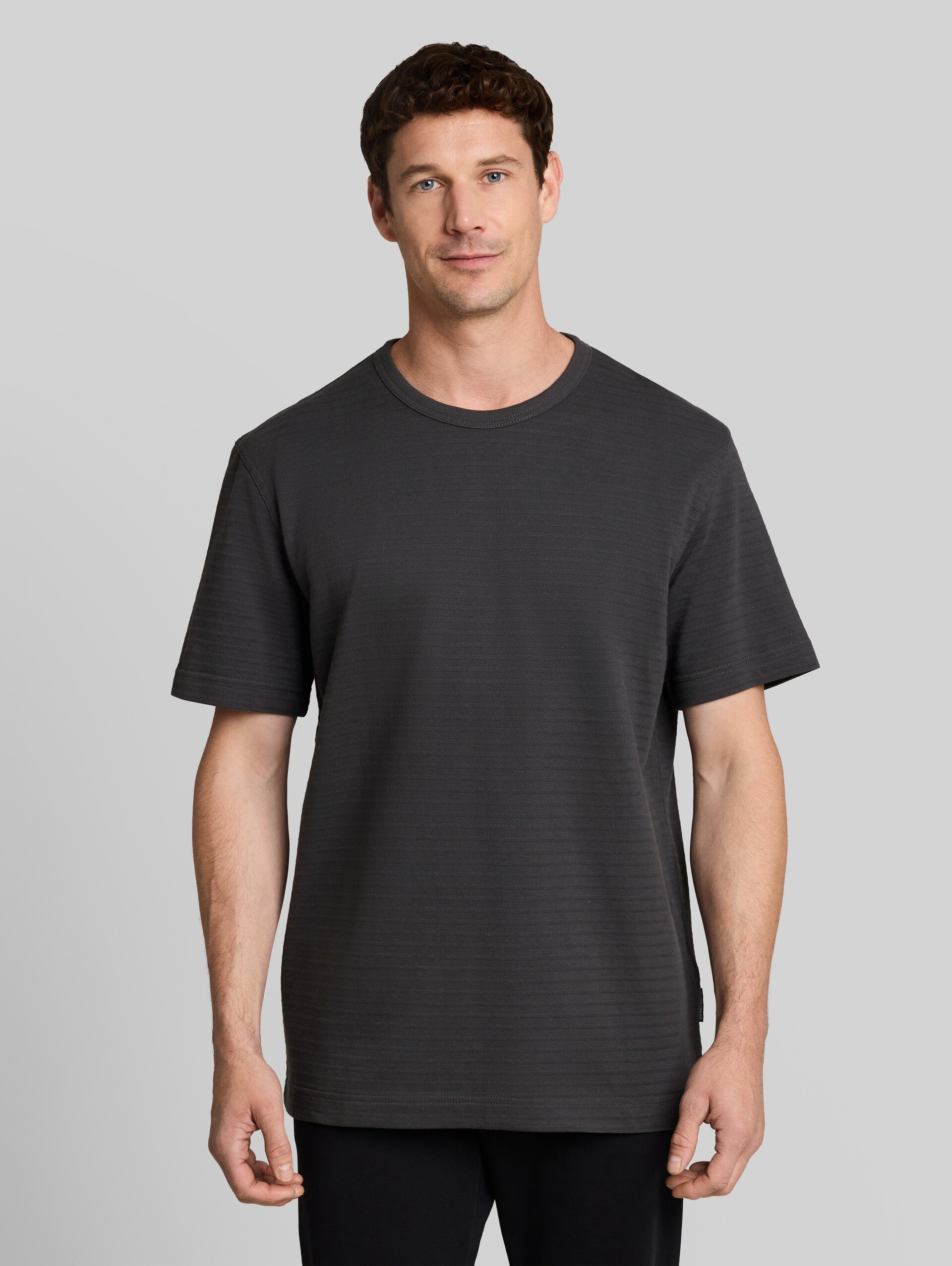 T-shirt van zware katoenen jersey - Tarmac Grey - Nek model vooraanzicht