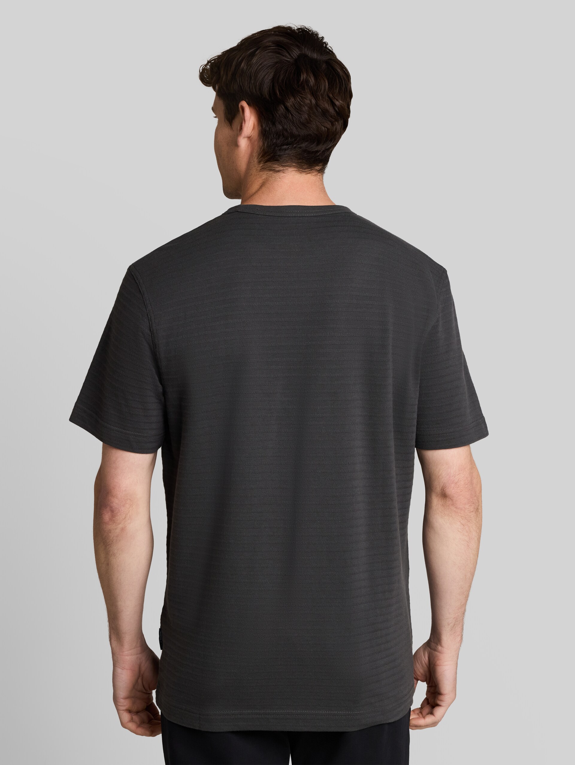 T-shirt van zware katoenen jersey - Tarmac Grey - Neklijn model-achteraanzicht