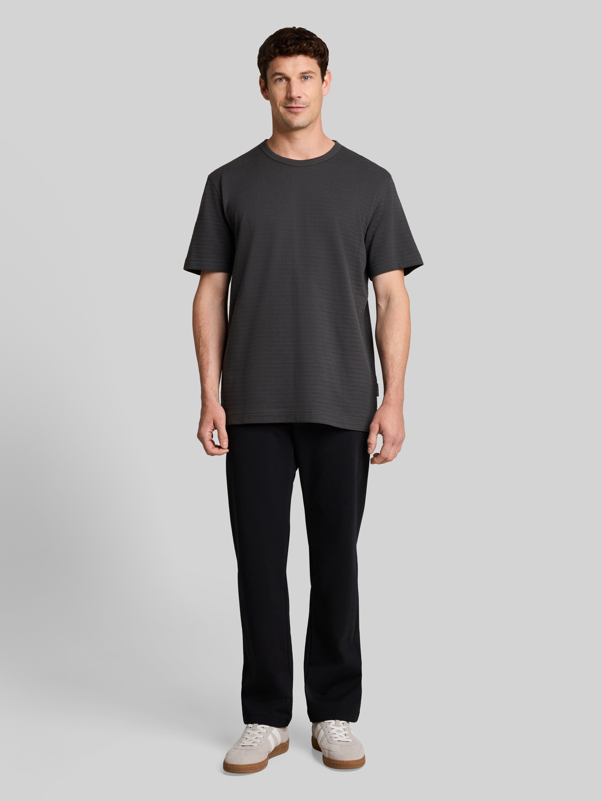 T-shirt van zware katoenen jersey - Tarmac Grey - Model vooraanzicht