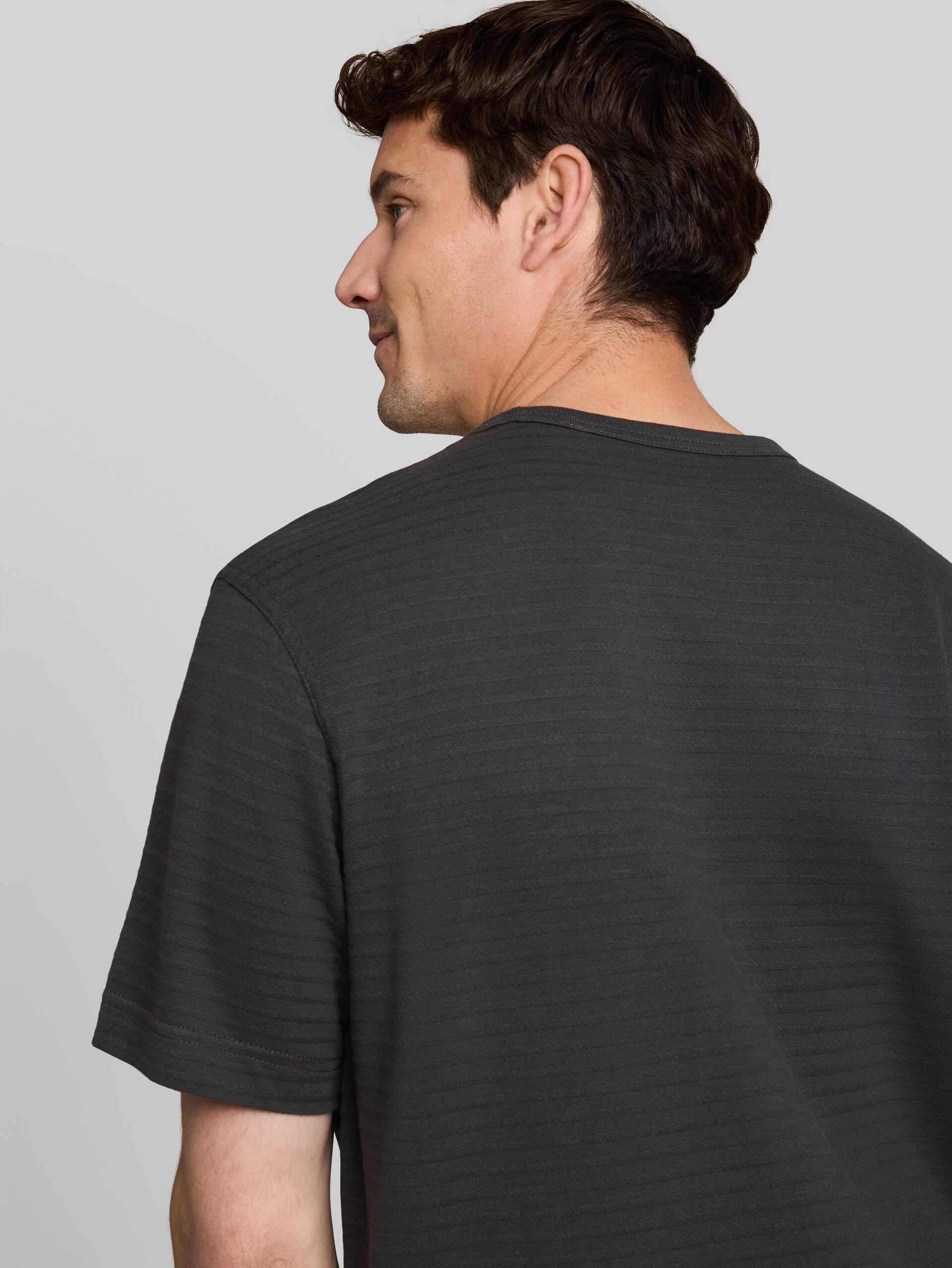 T-shirt van zware katoenen jersey - Tarmac Grey - Detailaanzicht model
