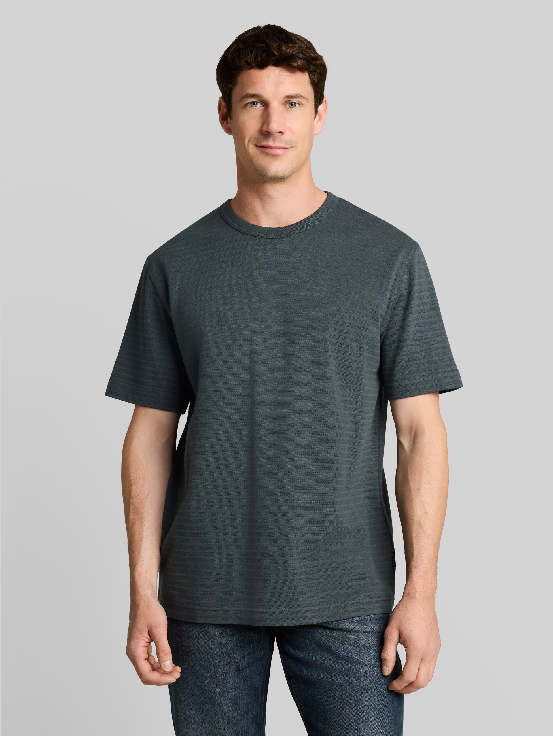 T-shirt van zware katoenen jersey - Darkest Olive - Nek model vooraanzicht
