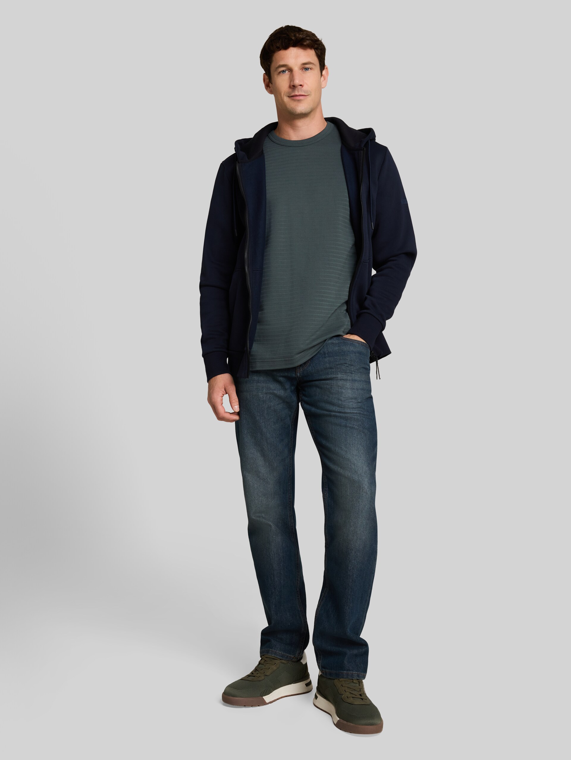 T-shirt van zware katoenen jersey - Darkest Olive - Model vooraanzicht