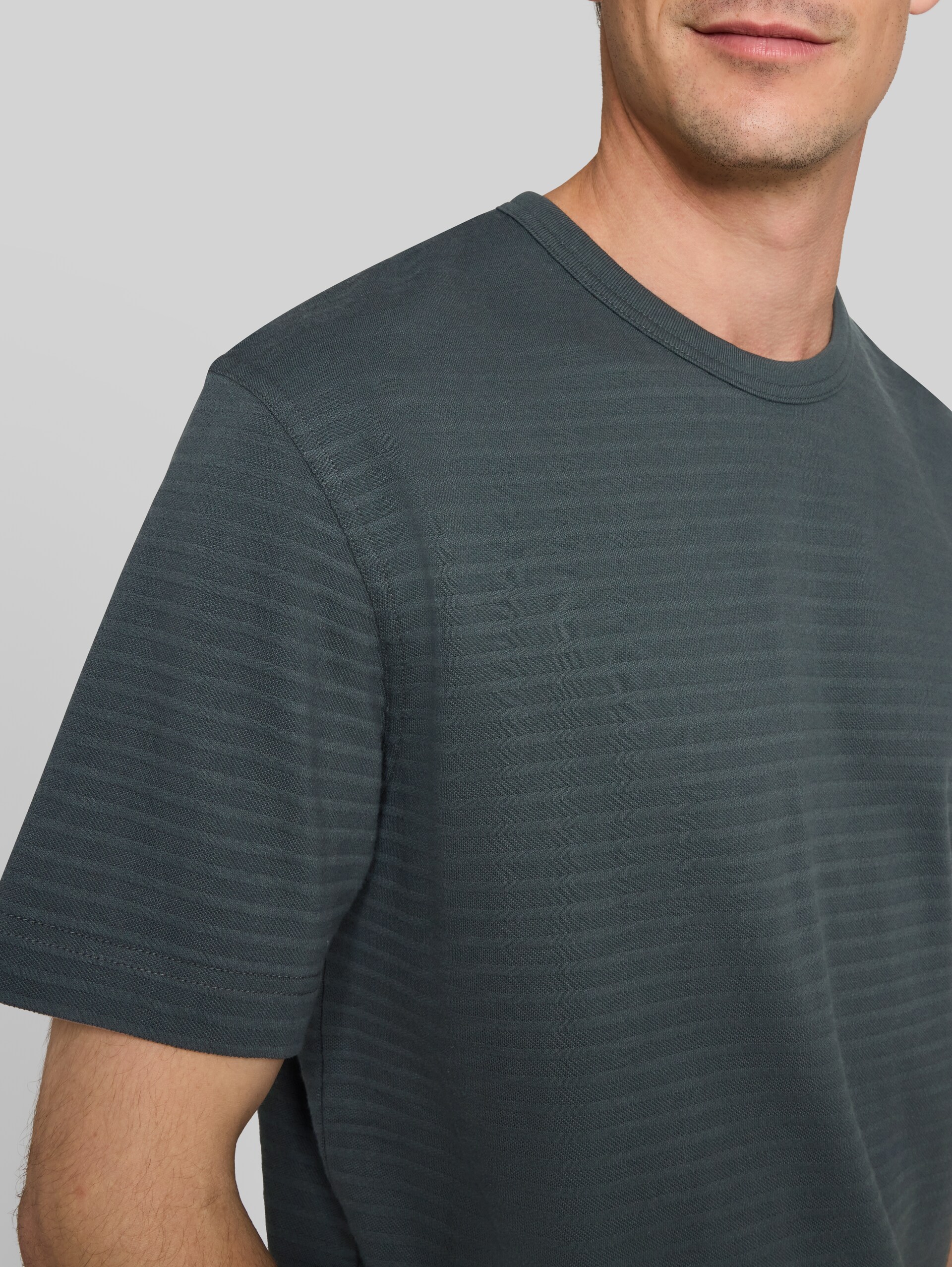 T-shirt van zware katoenen jersey - Darkest Olive - Detailaanzicht model