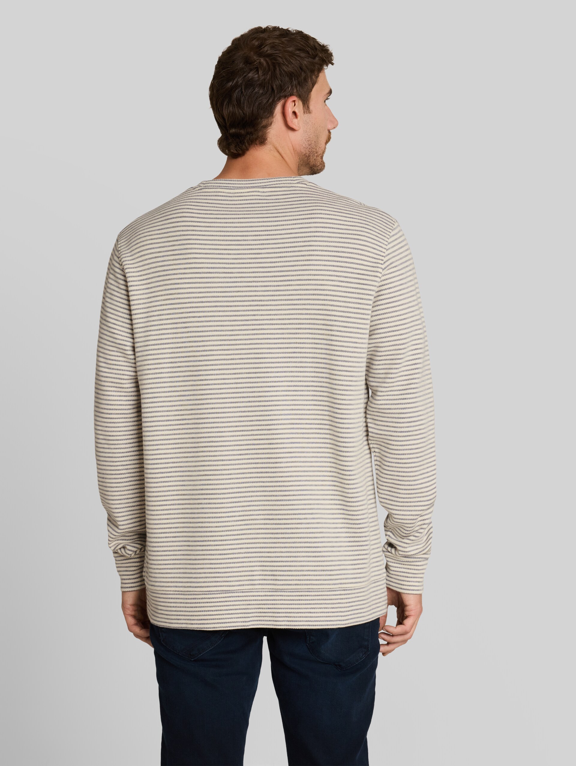 Langarmshirt mit Streifenmuster - offwhite structured stripe - Auschnitt Model-Rückansicht