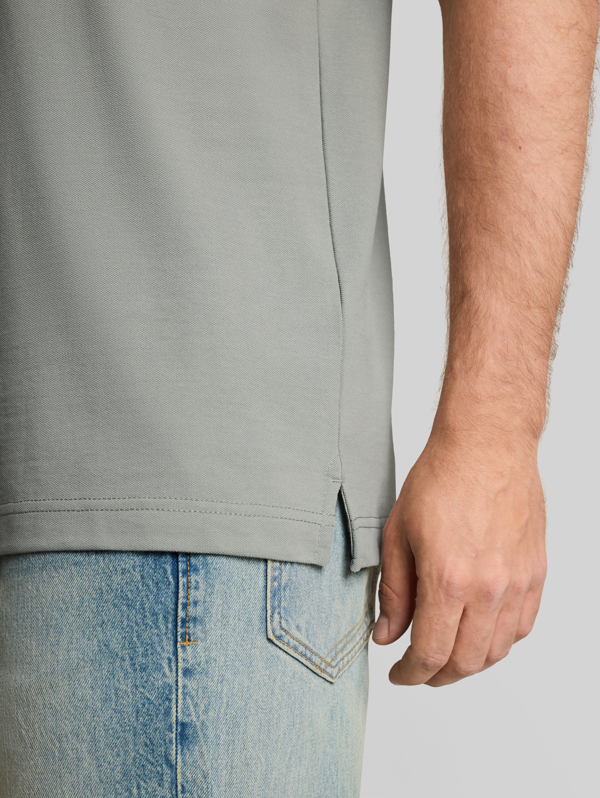 Piqué Poloshirt mit Logo-Stickerei - iron mint