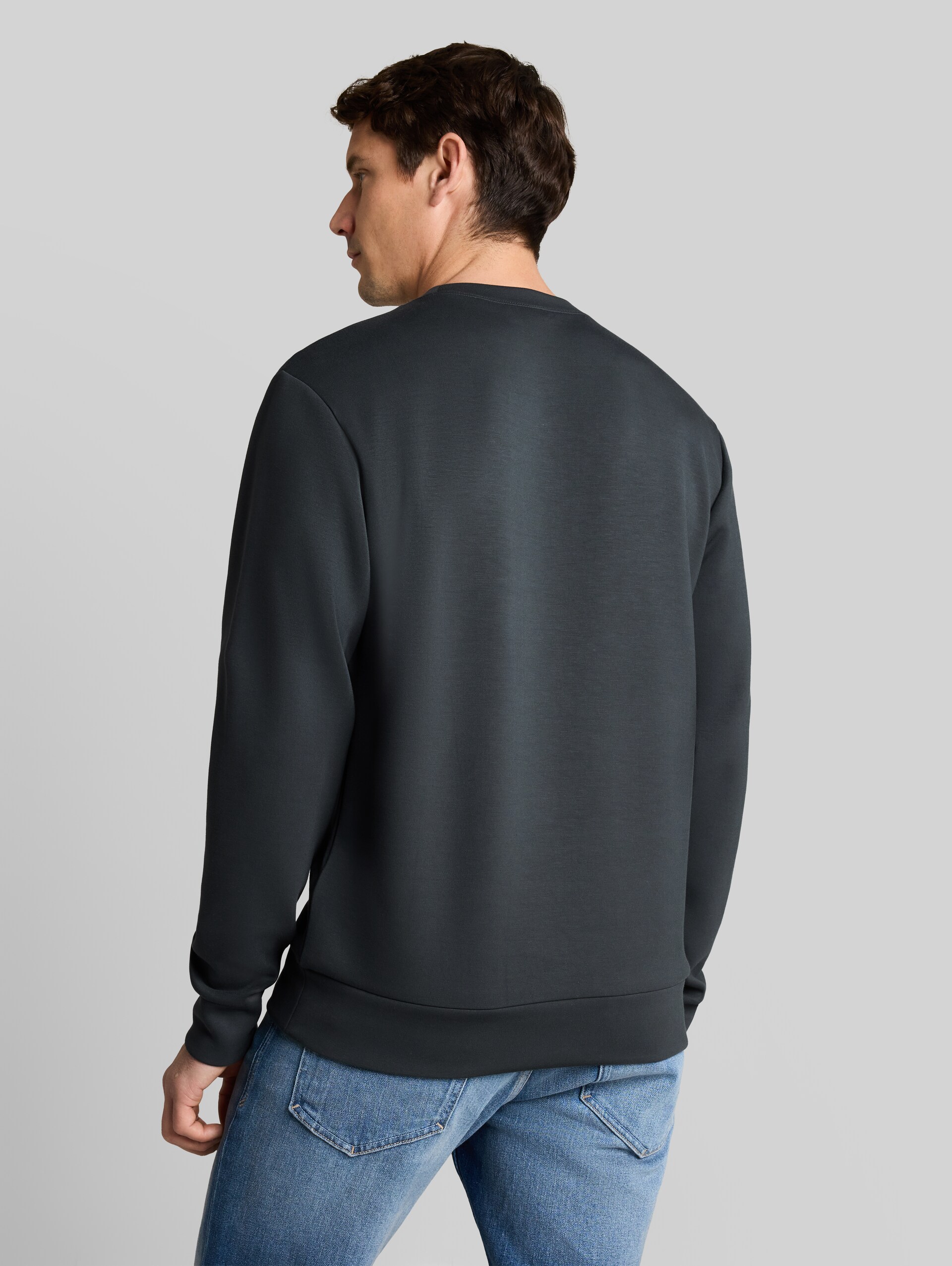 Basic Scuba Sweatshirt - Darkest Olive - Auschnitt Model-Rückansicht
