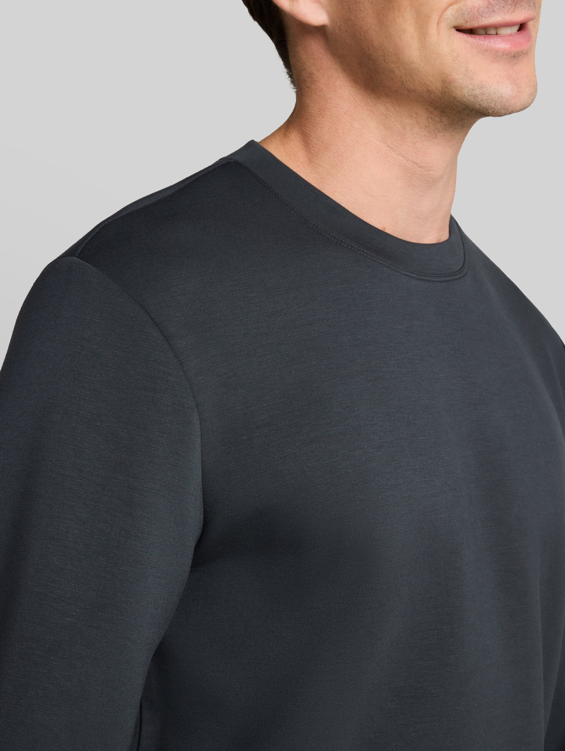Basic Scuba Sweatshirt - Darkest Olive - Detail-Model-Ansicht