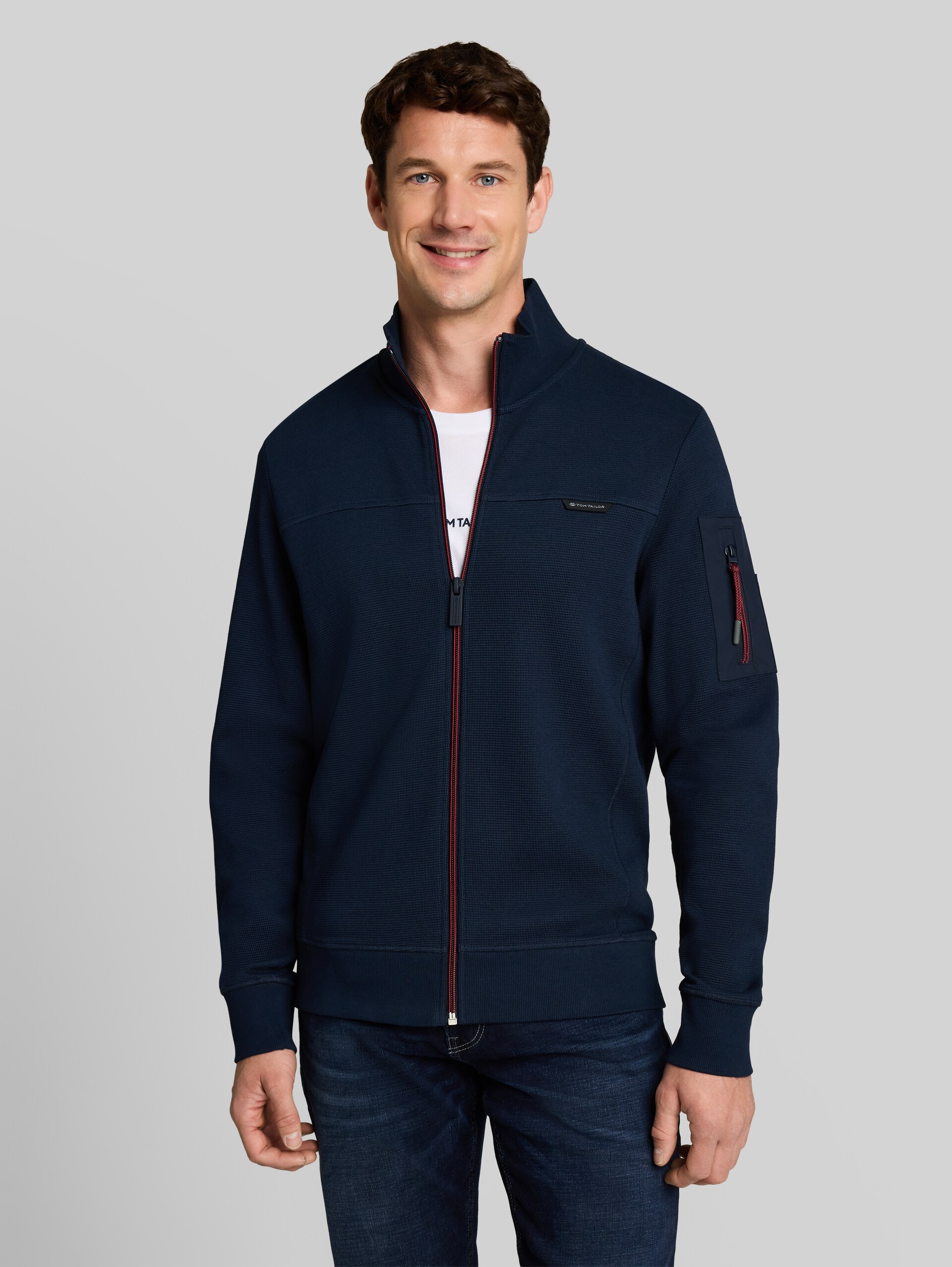 Sweatjacke mit Ärmeltasche - sky captain blue - Ausschnitt Model-Vorderansicht