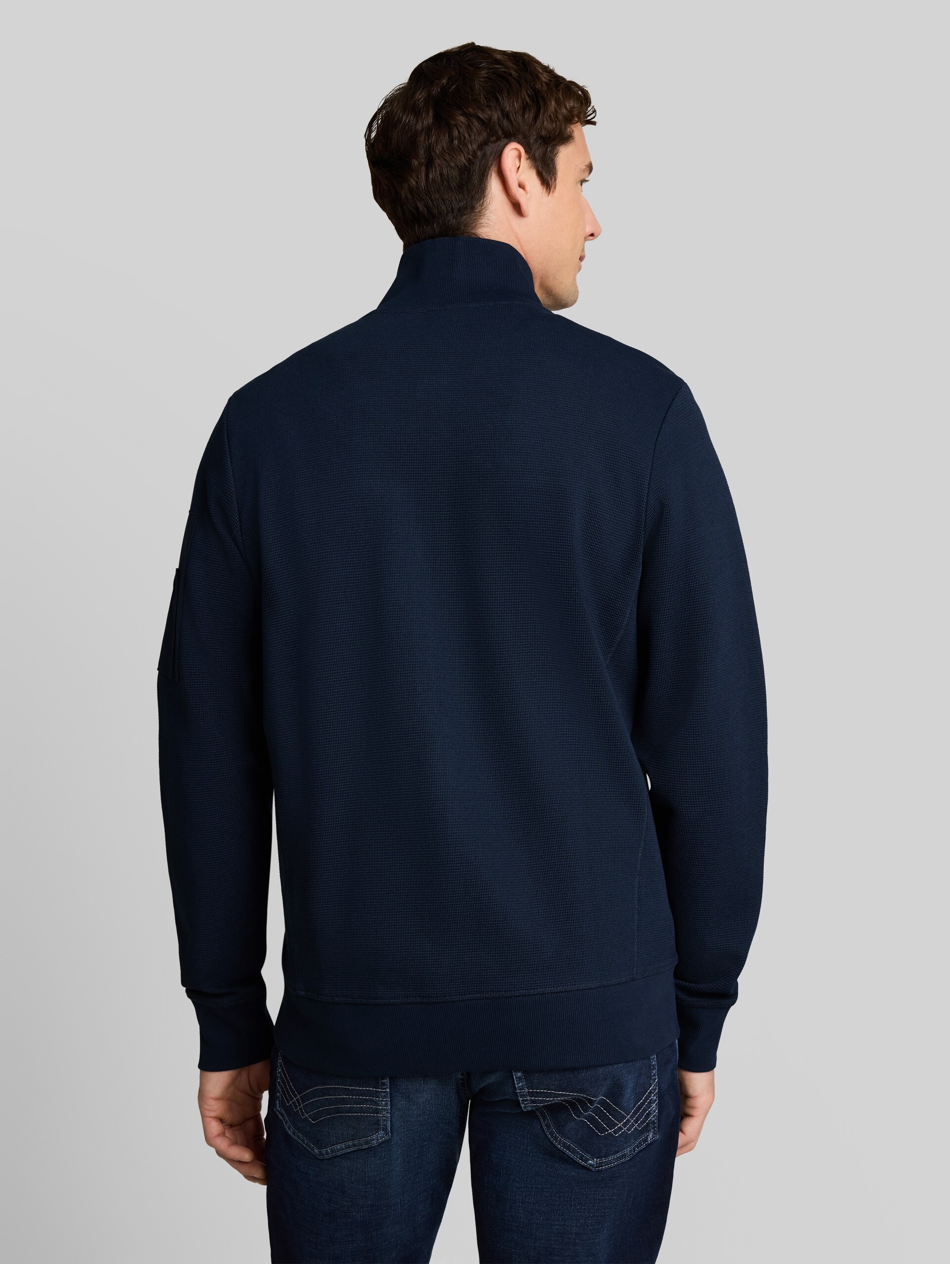 Sweatjacke mit Ärmeltasche - sky captain blue - Auschnitt Model-Rückansicht