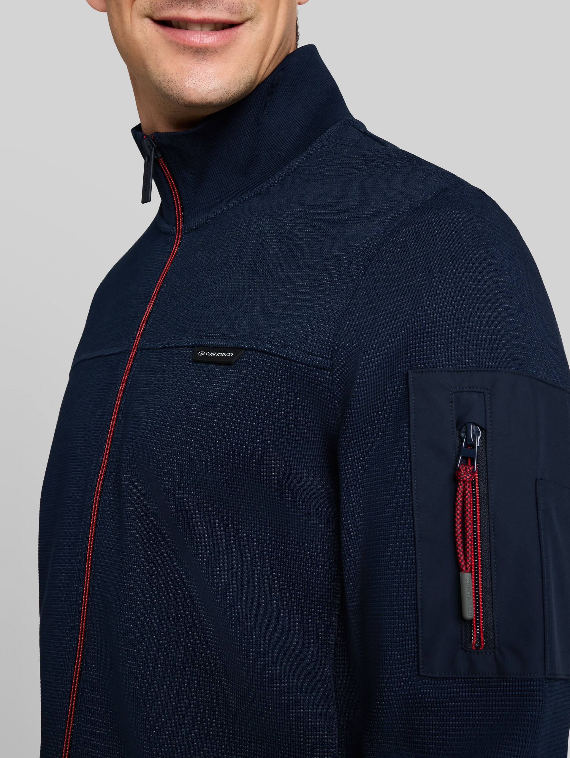 Sweatjacke mit Ärmeltasche - sky captain blue - Detail-Model-Ansicht