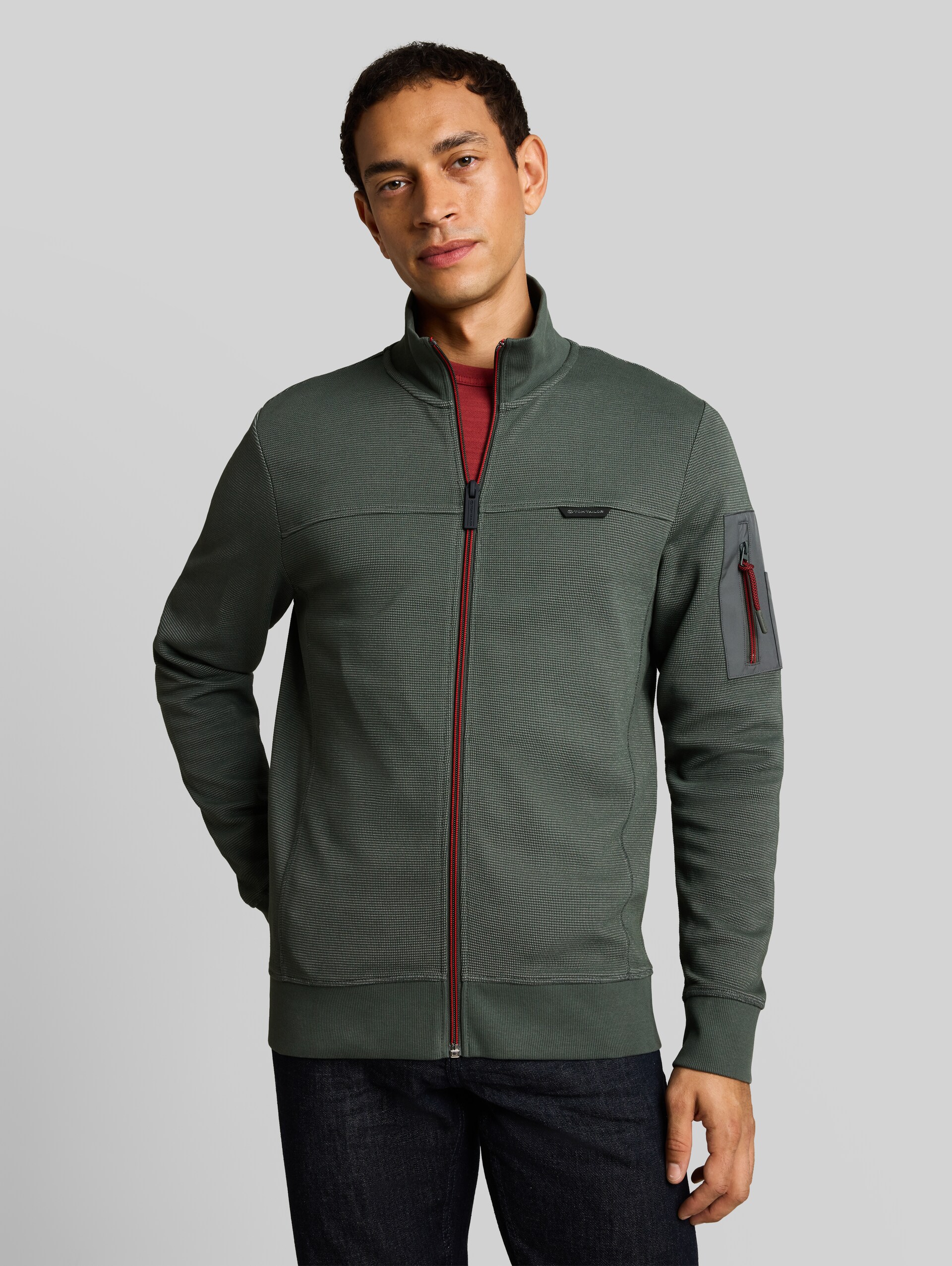 Sweatjacke mit Ärmeltasche - Darkest Olive - Ausschnitt Model-Vorderansicht