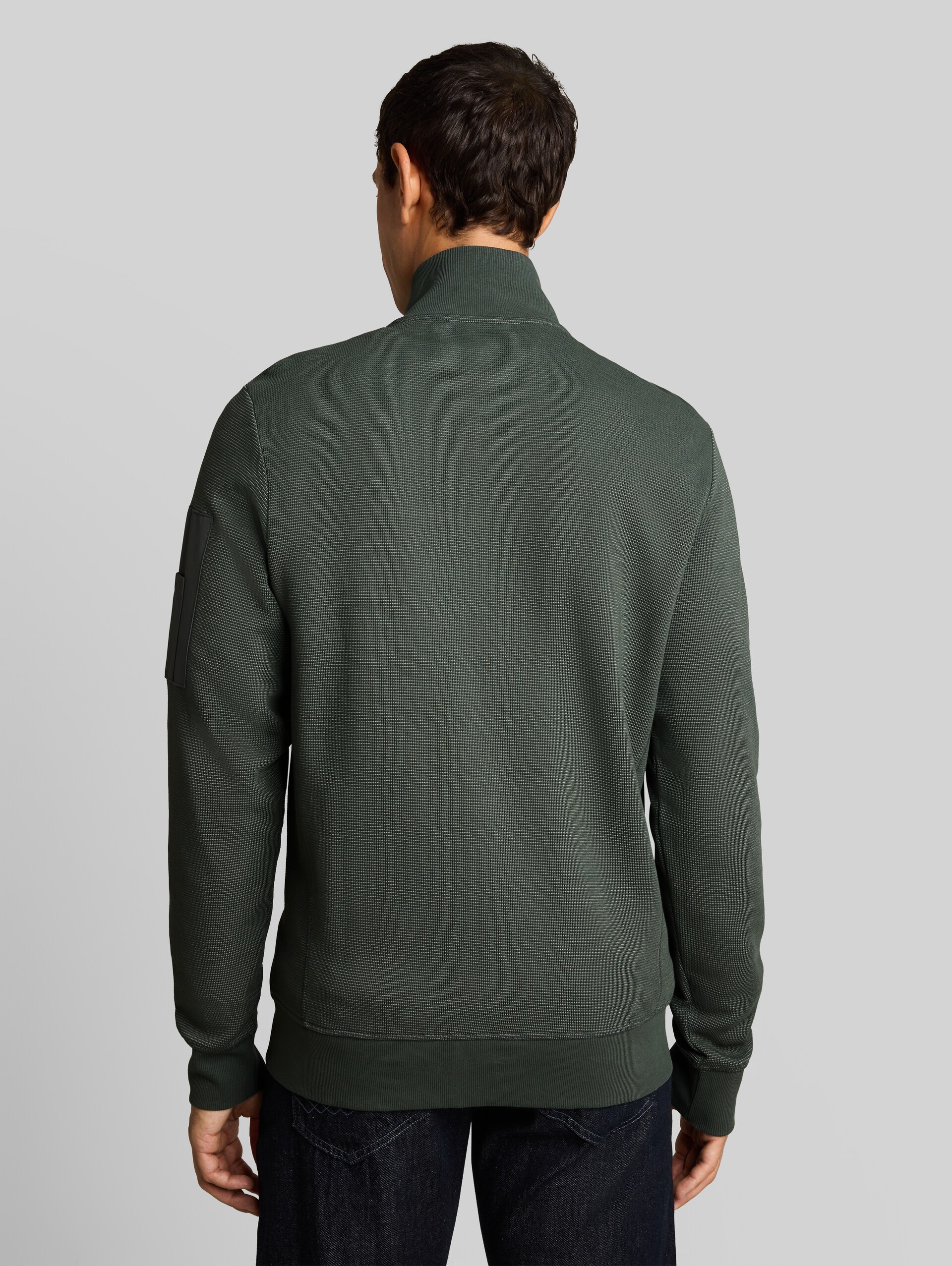 Sweatjacke mit Ärmeltasche - Darkest Olive - Auschnitt Model-Rückansicht