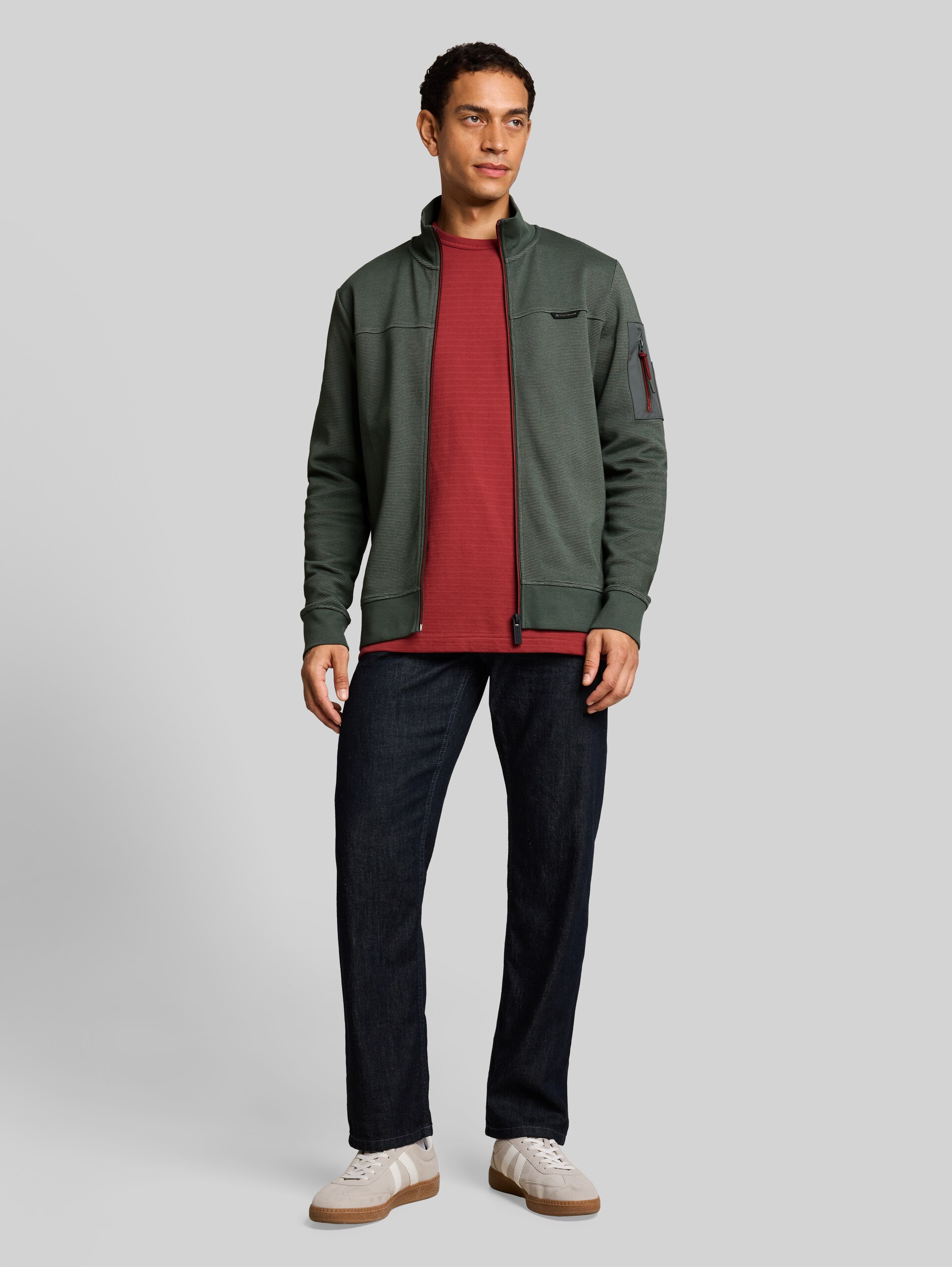 Sweatjacke mit Ärmeltasche - Darkest Olive - Model-Vorderansicht
