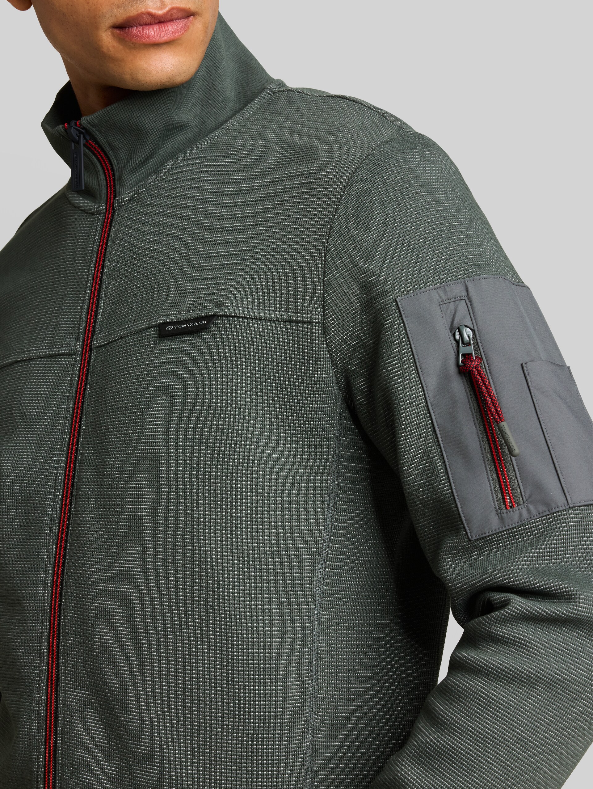 Sweatjacke mit Ärmeltasche - Darkest Olive - Detail-Model-Ansicht