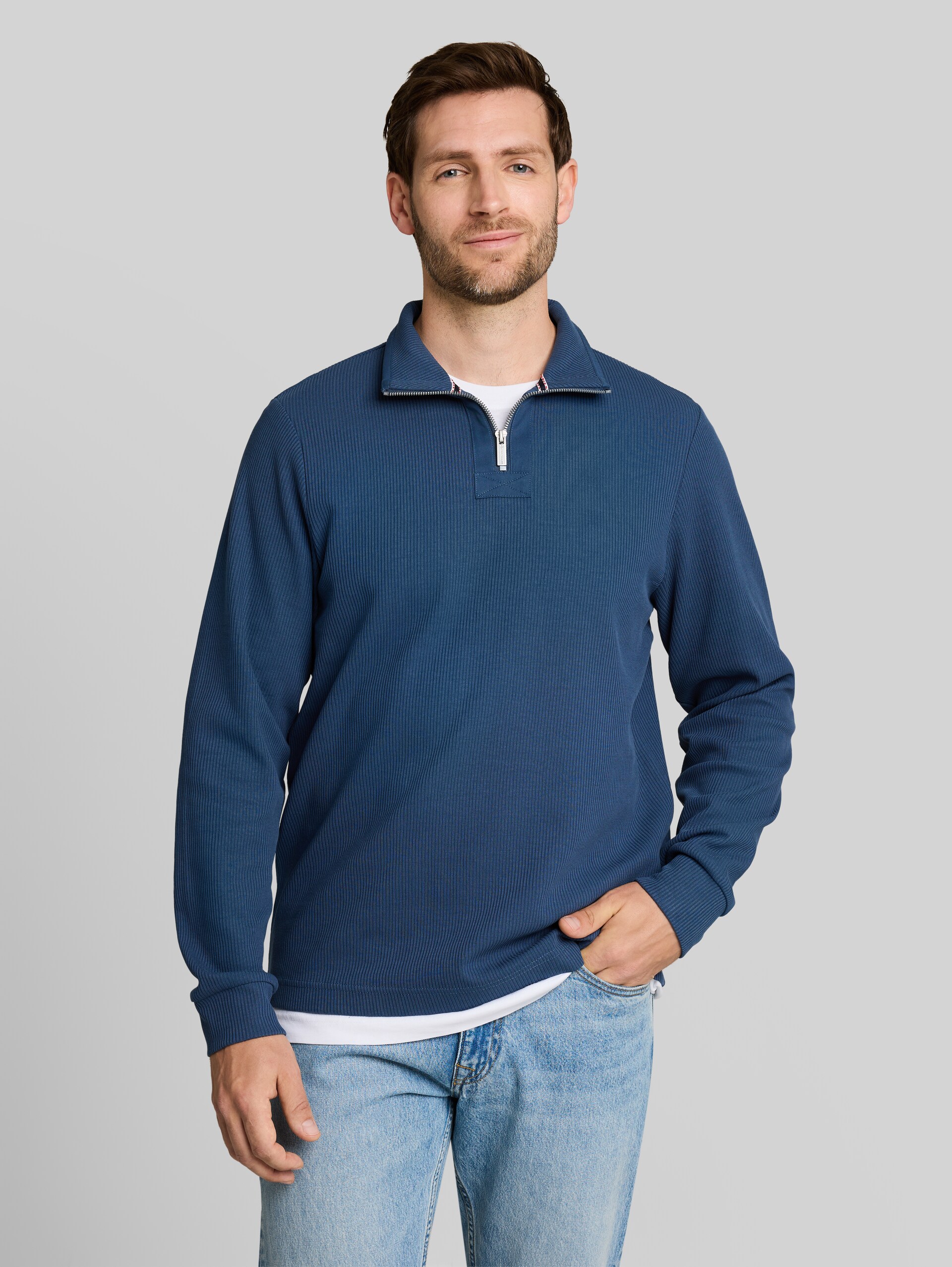 Troyer Sweatshirt aus Baumwolle - Dark Duck Blue - Ausschnitt Model-Vorderansicht