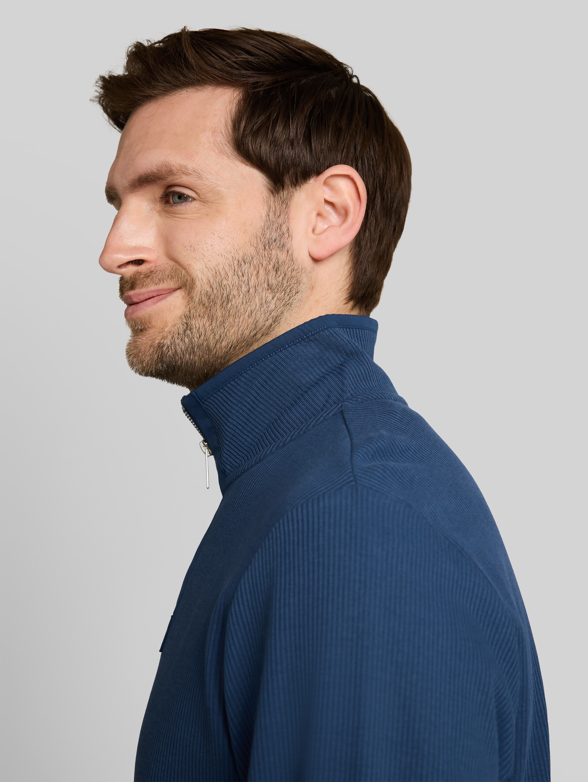 Troyer Sweatshirt aus Baumwolle - Dark Duck Blue - Detail-Model-Ansicht