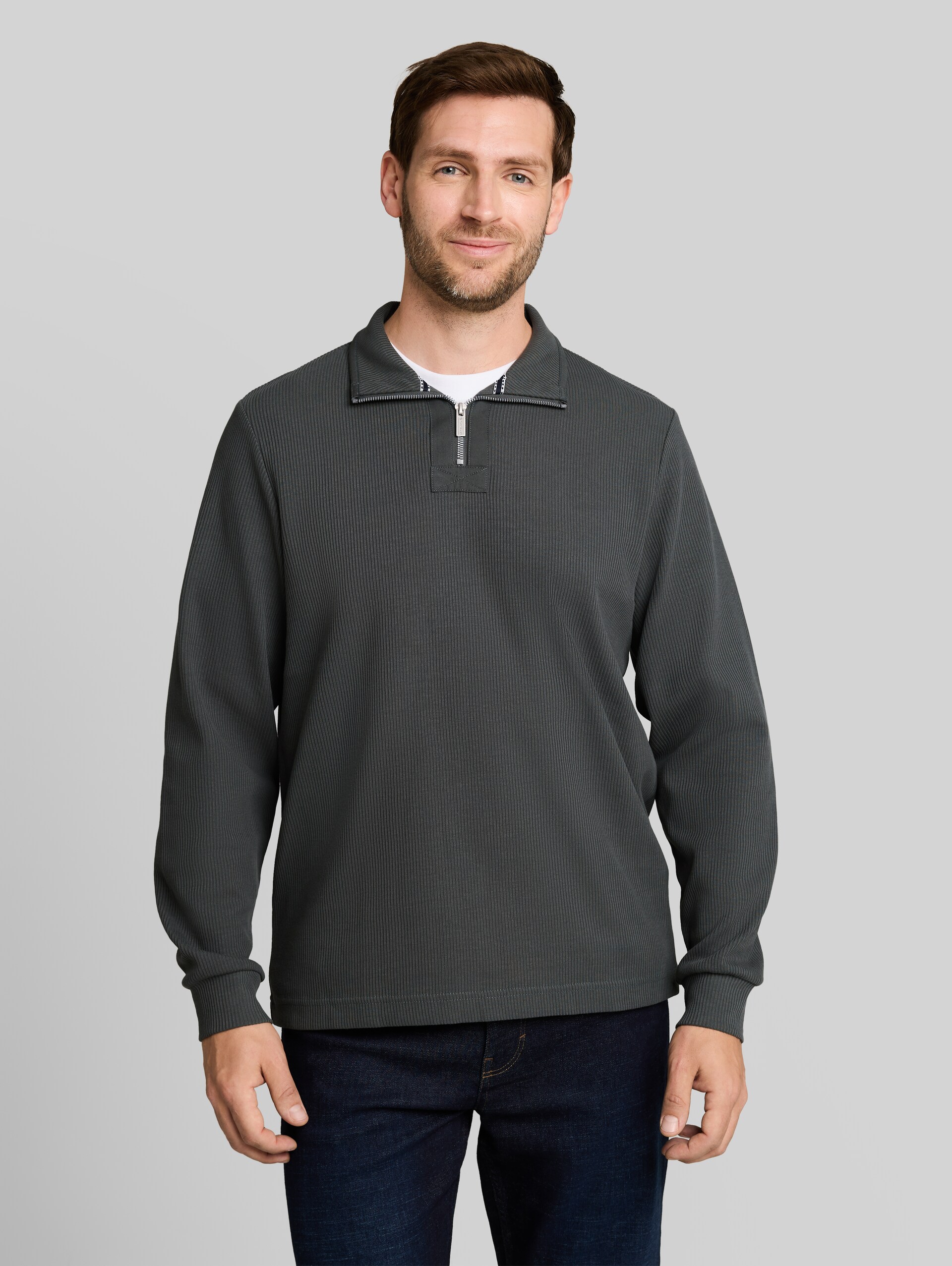 Troyer Sweatshirt aus Baumwolle - Darkest Olive - Ausschnitt Model-Vorderansicht