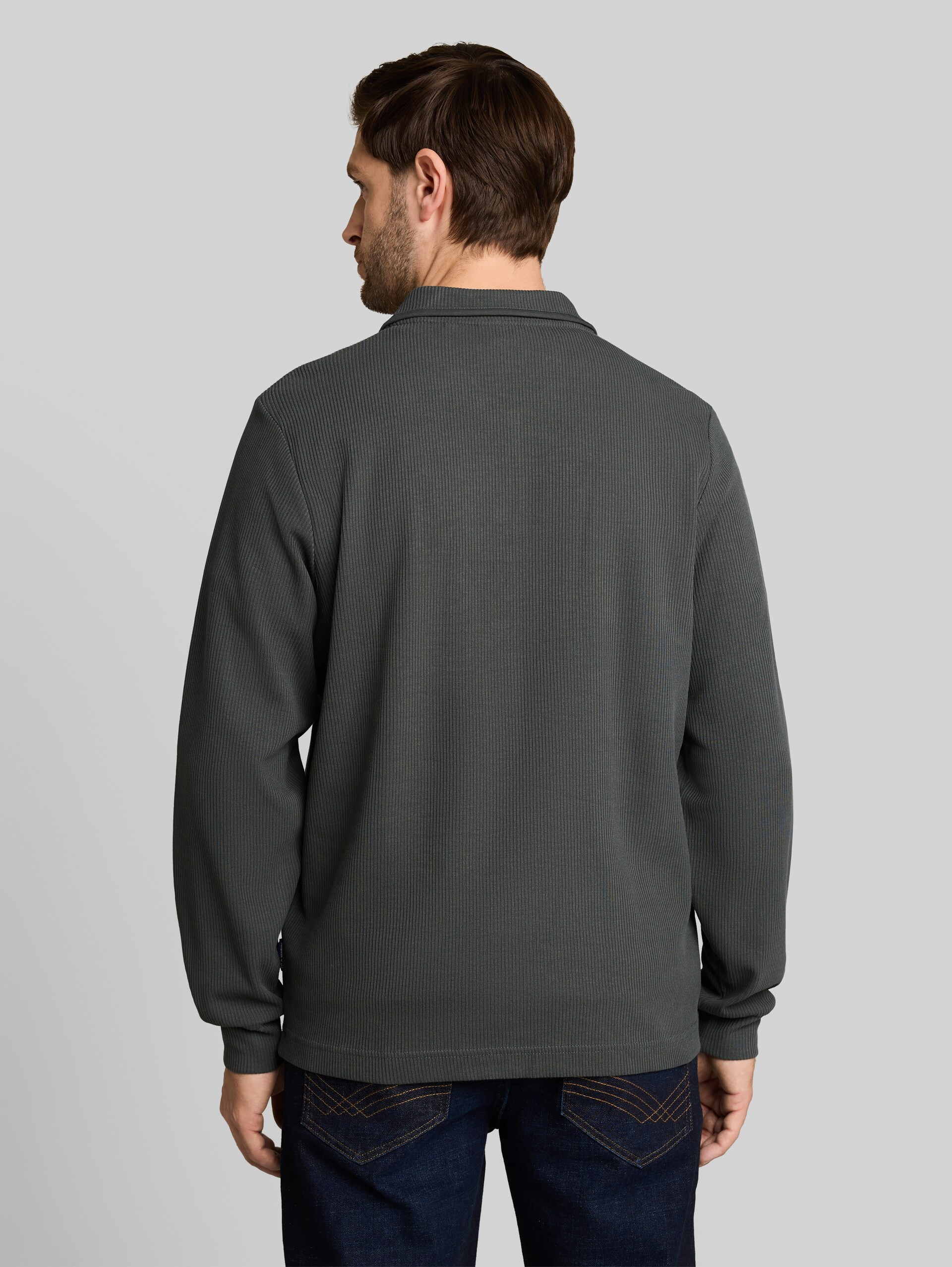 Troyer Sweatshirt aus Baumwolle - Darkest Olive - Auschnitt Model-Rückansicht