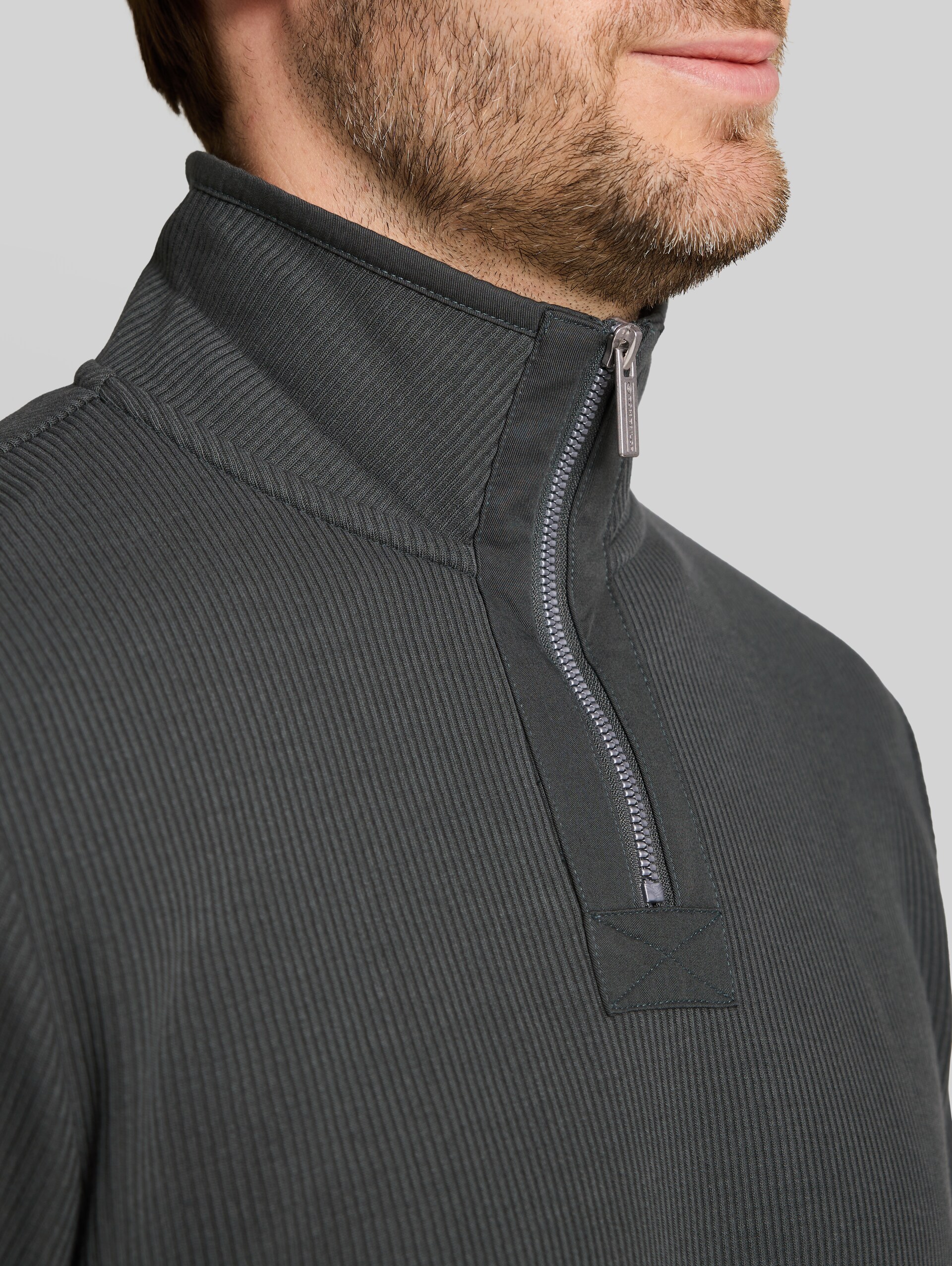 Troyer Sweatshirt aus Baumwolle - Darkest Olive - Detail-Model-Ansicht