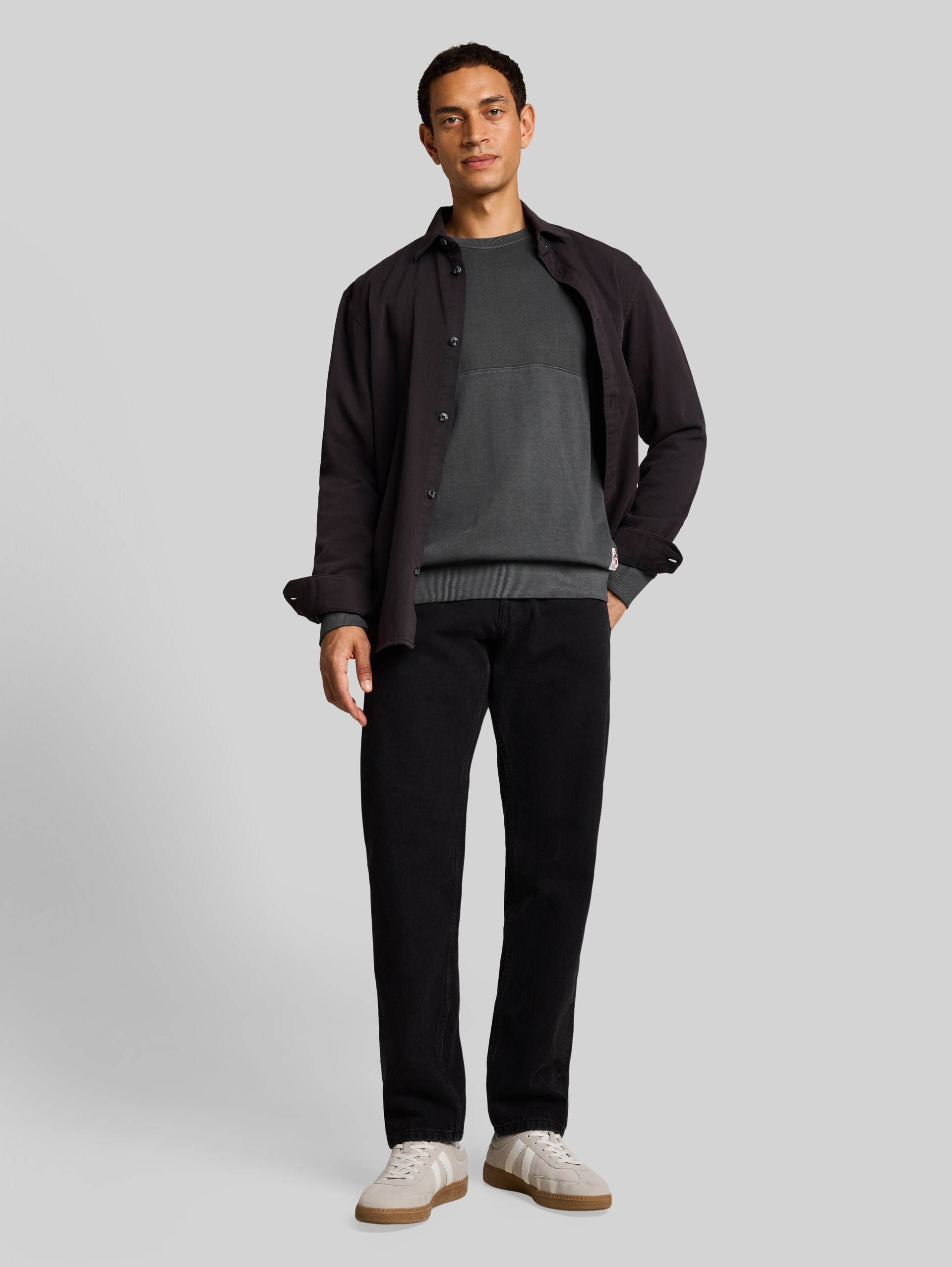 Sweatshirt met used-look - Tarmac Grey - Model vooraanzicht