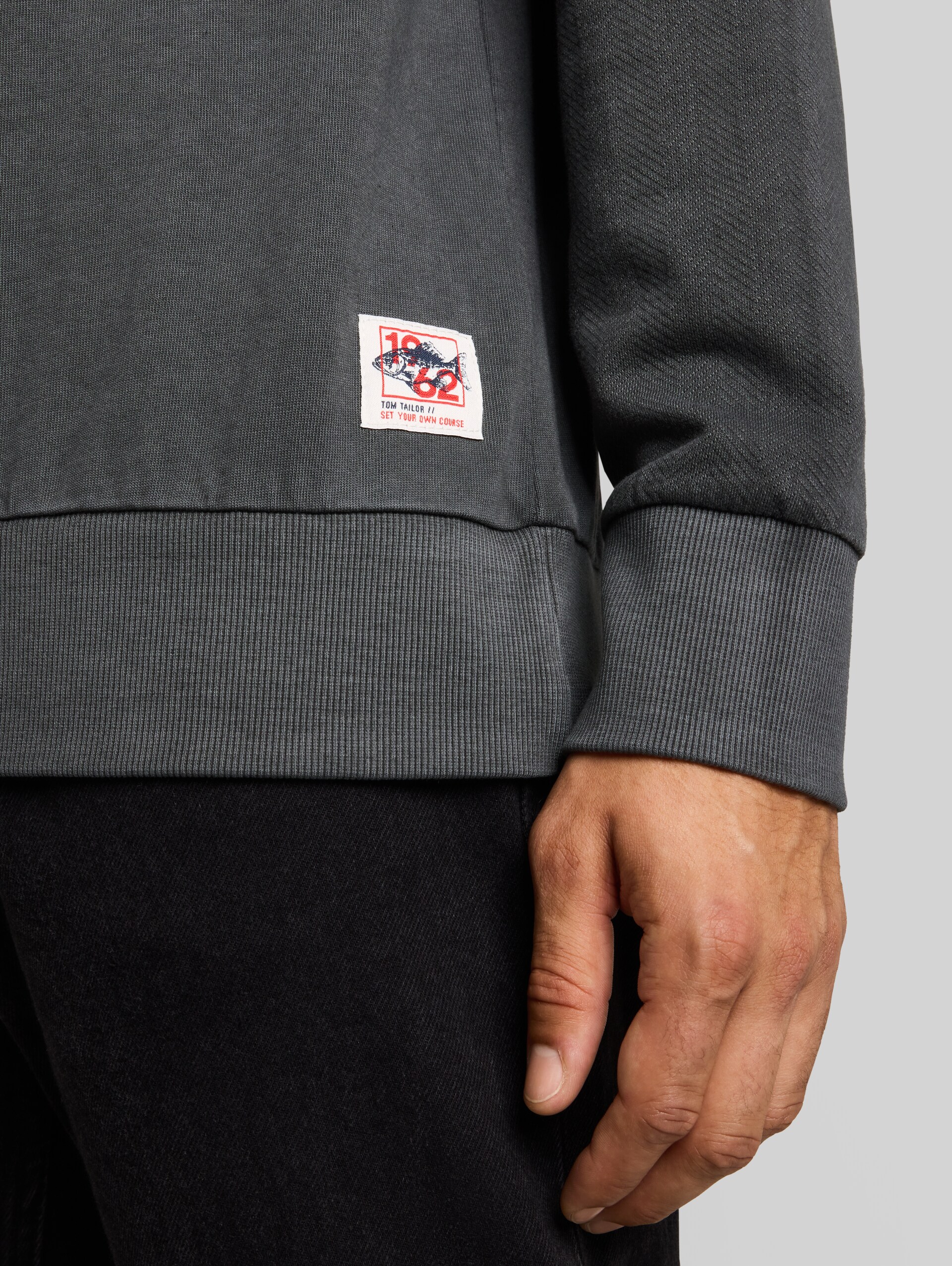 Sweatshirt met used-look - Tarmac Grey - Detailaanzicht model