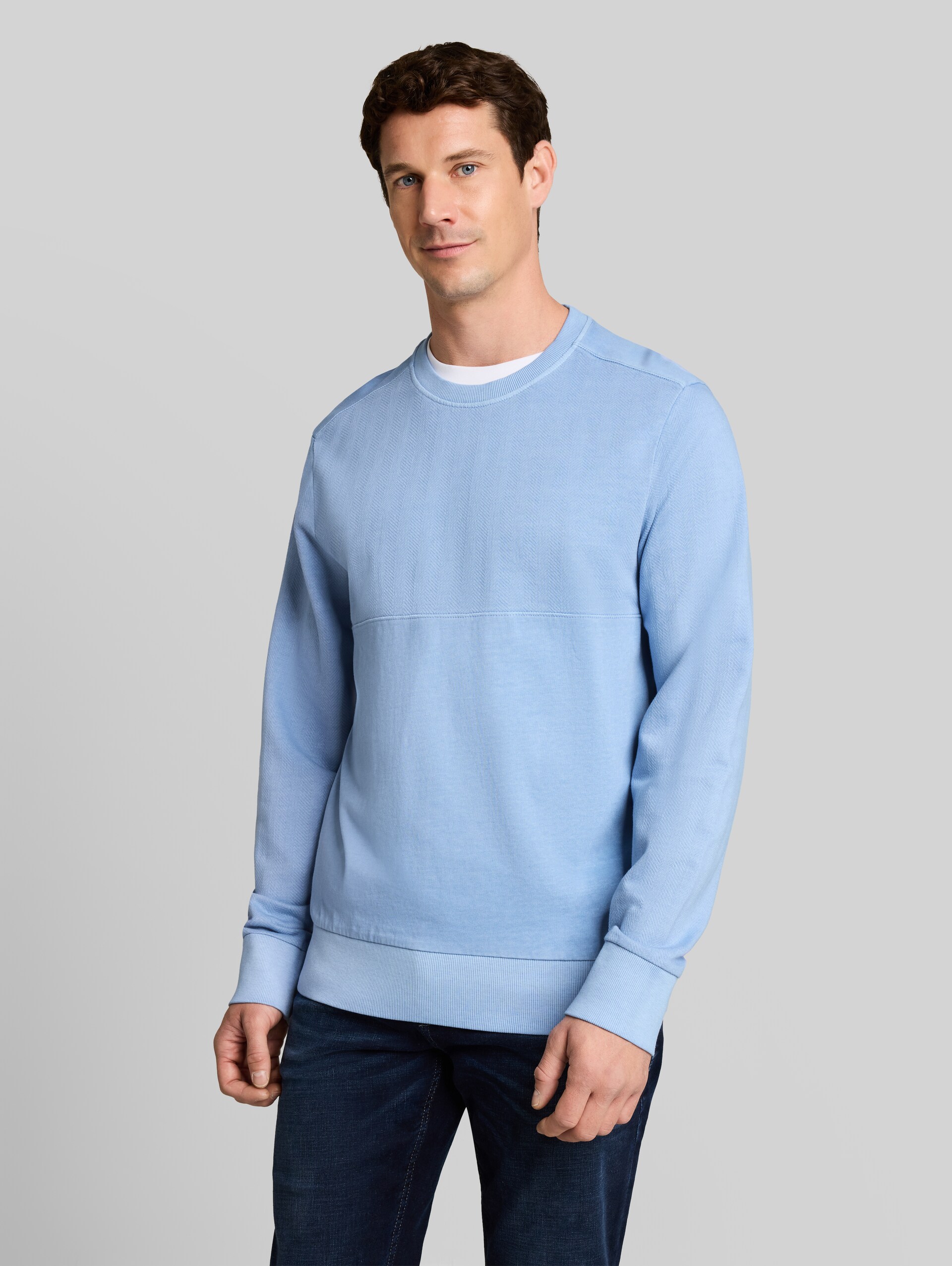 Sweatshirt met used-look - Pale Blue - Nek model vooraanzicht