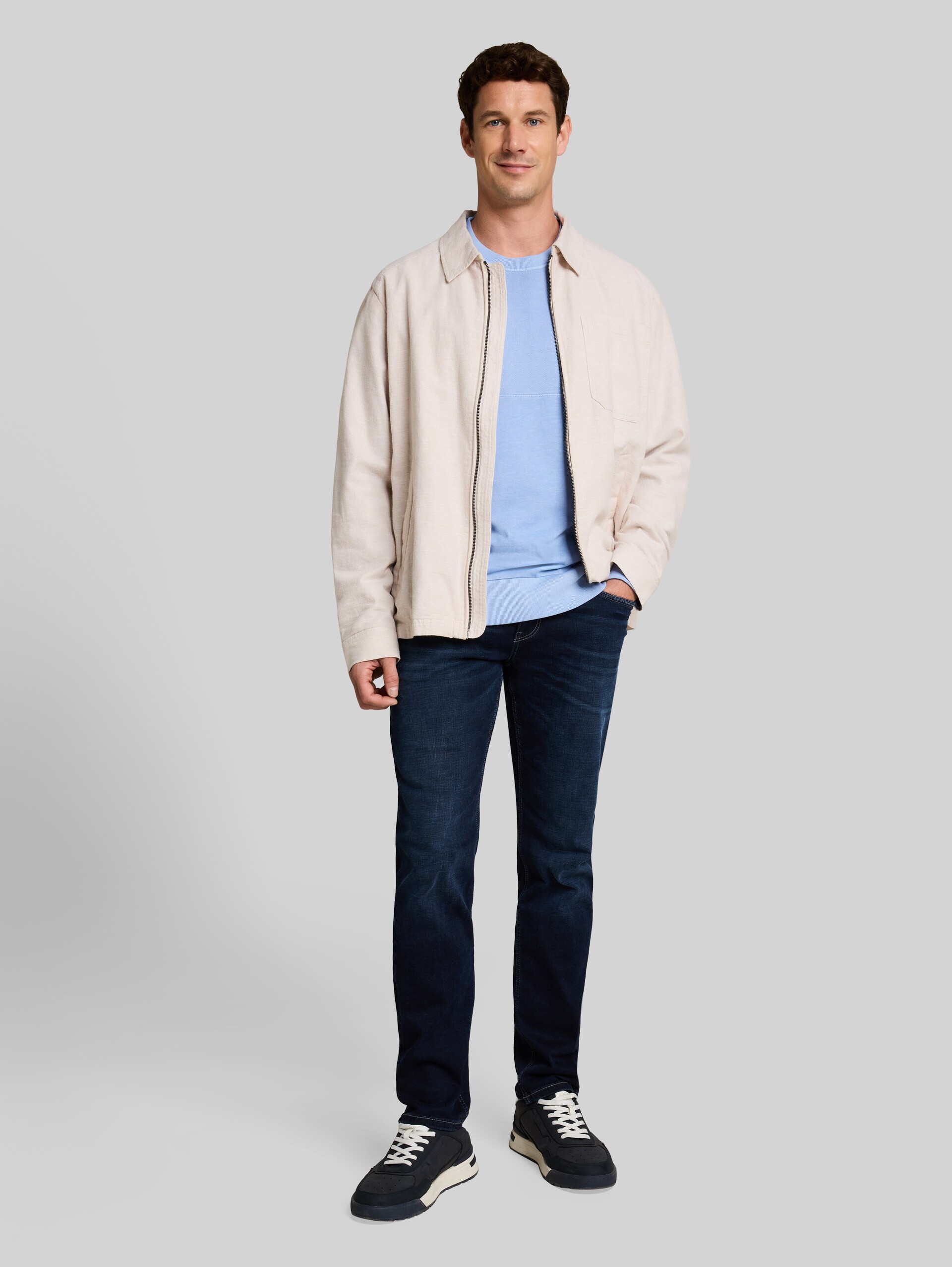 Sweatshirt met used-look - Pale Blue - Model vooraanzicht