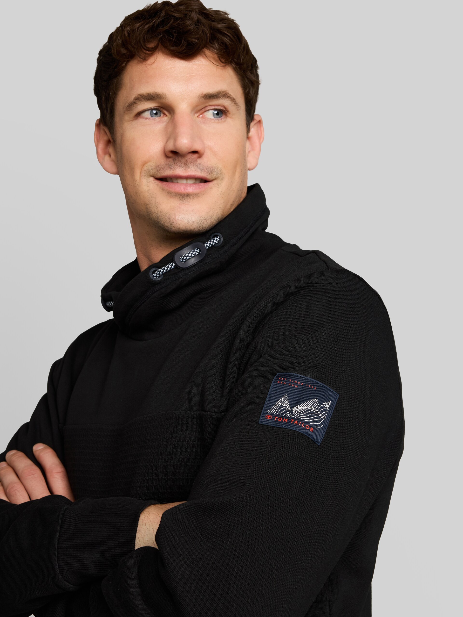 Snood Sweatshirt aus Baumwolle - Black - Detail-Model-Ansicht