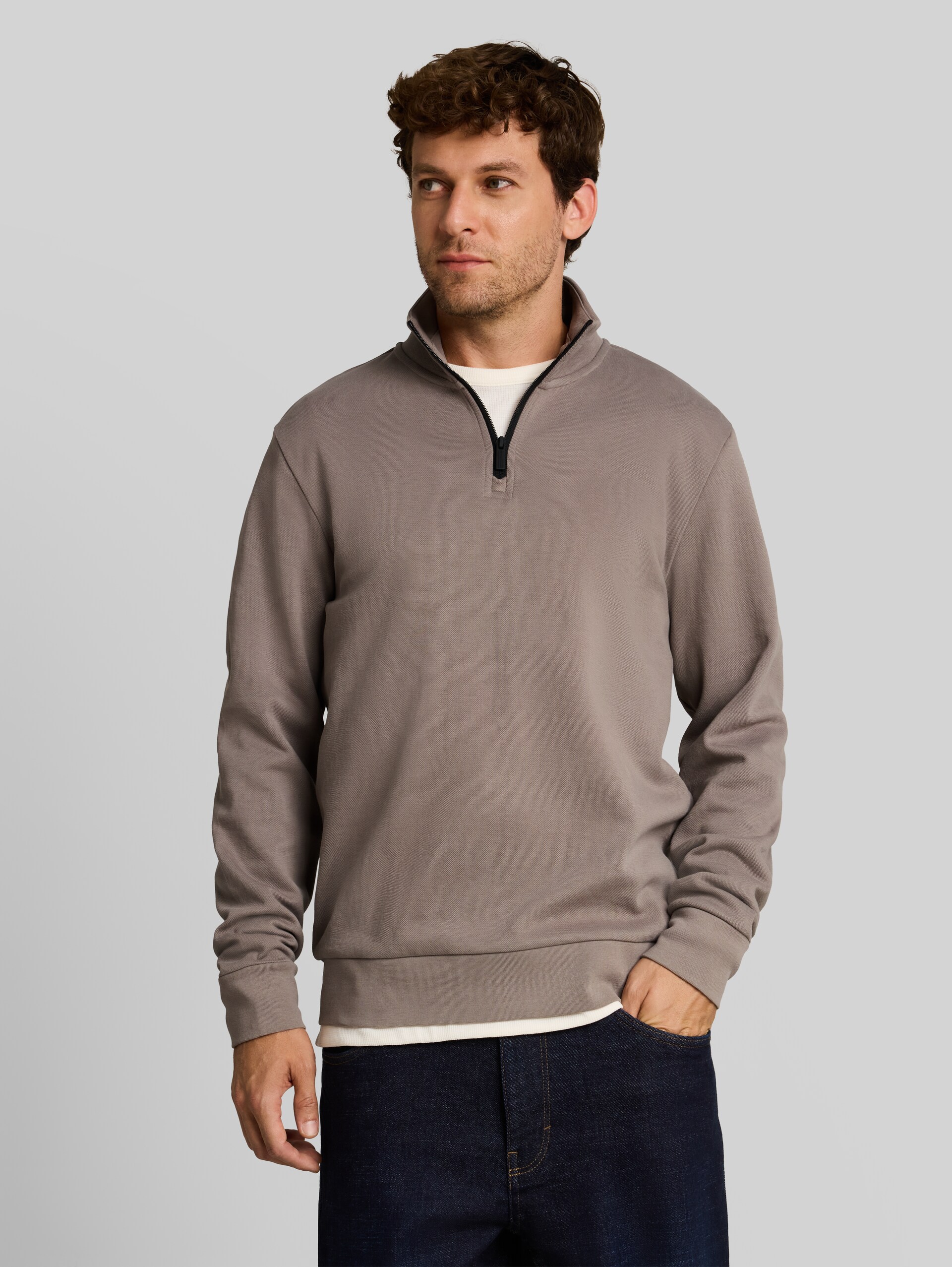 Troyer Sweatshirt - Driftwood Taupe - Ausschnitt Model-Vorderansicht