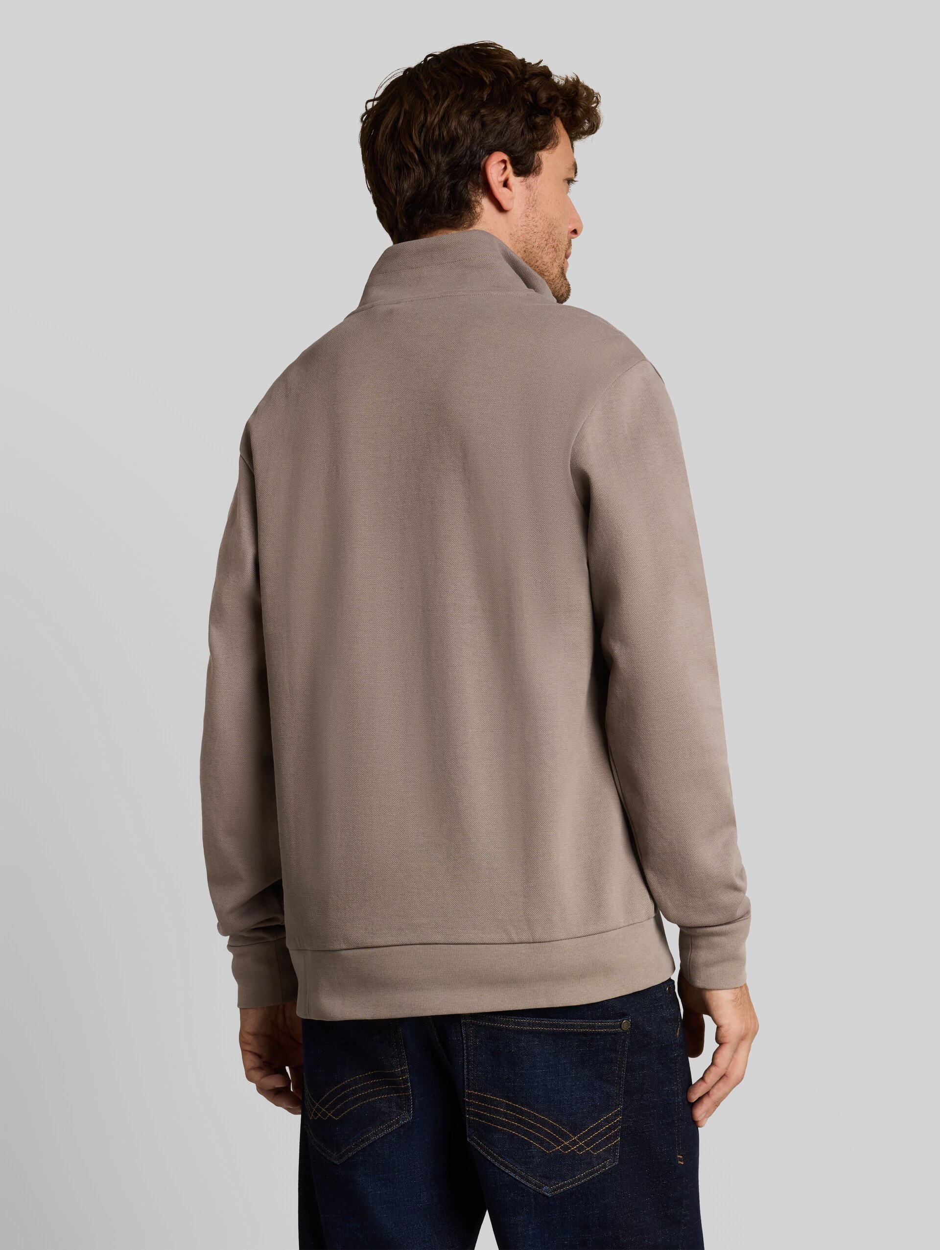 Troyer Sweatshirt - Driftwood Taupe - Auschnitt Model-Rückansicht