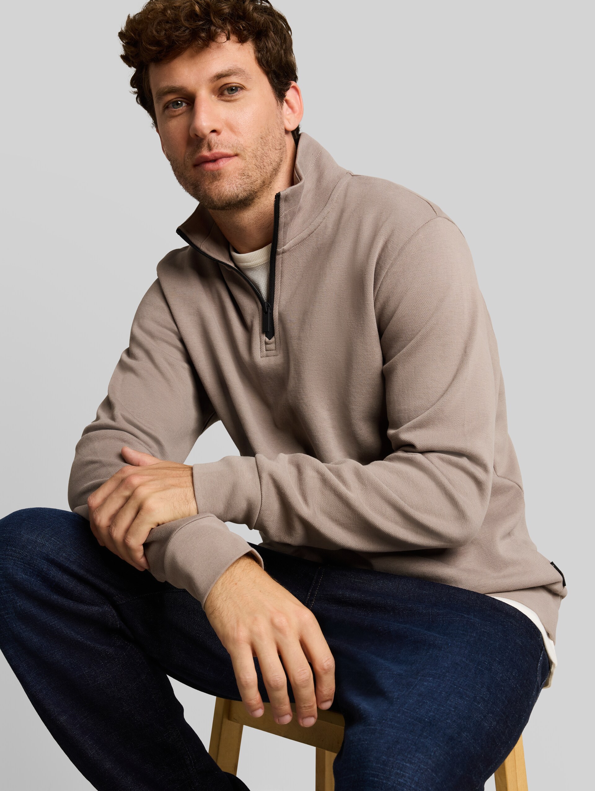 Troyer Sweatshirt - Driftwood Taupe - Detail-Model-Ansicht