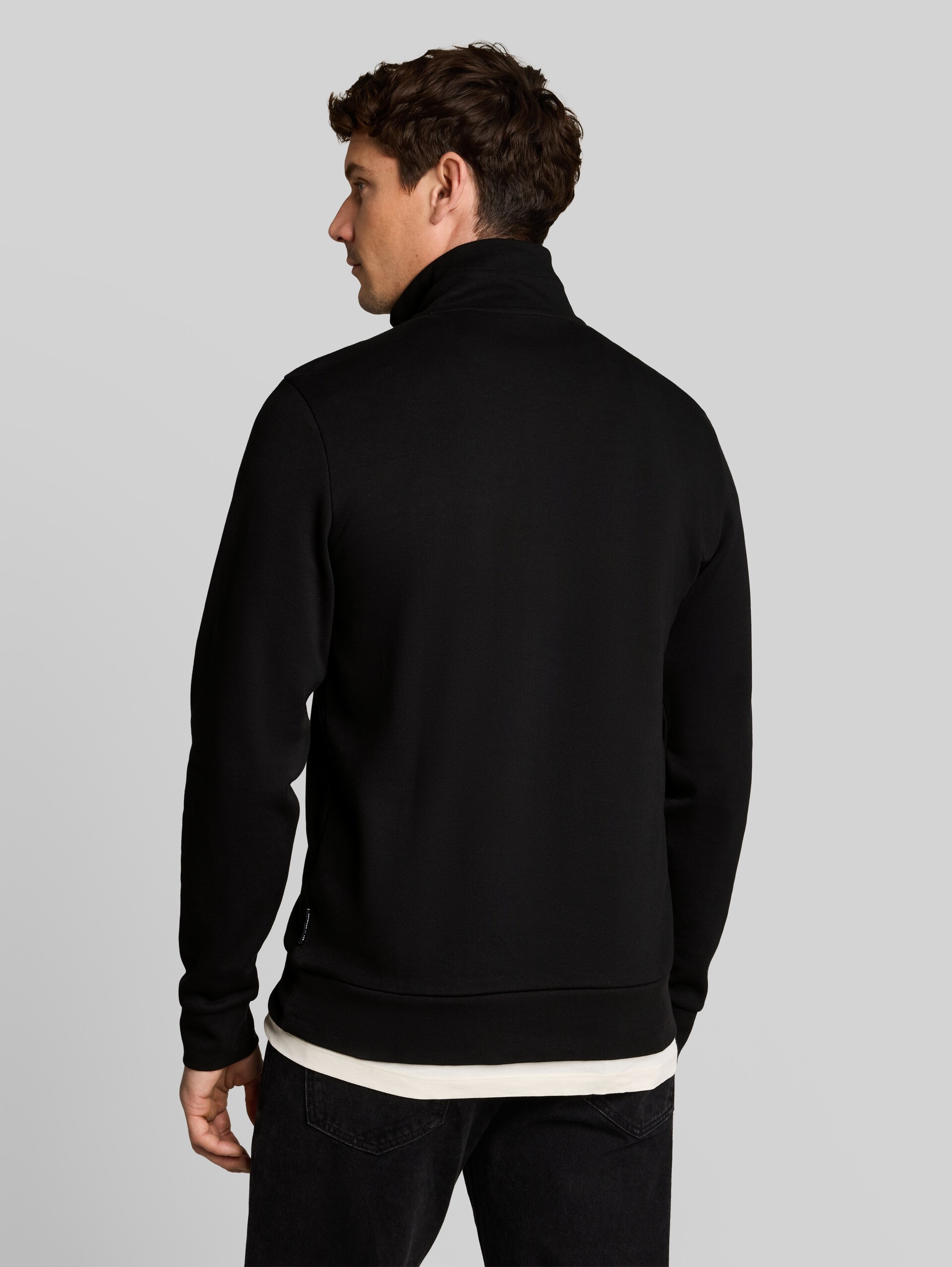 Troyer Sweatshirt - Black - Auschnitt Model-Rückansicht