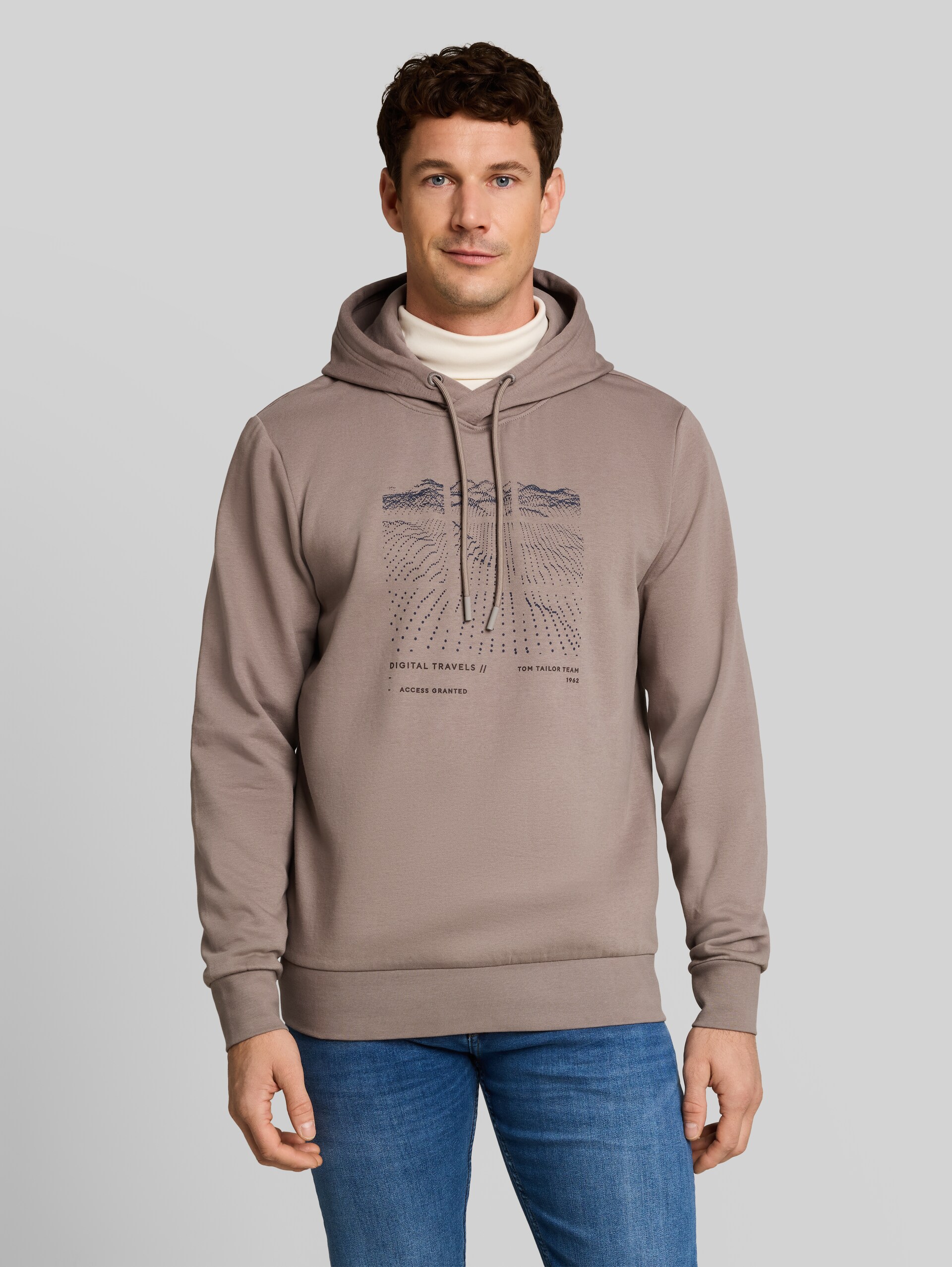 Hoodie met print - Driftwood Taupe - Nek model vooraanzicht