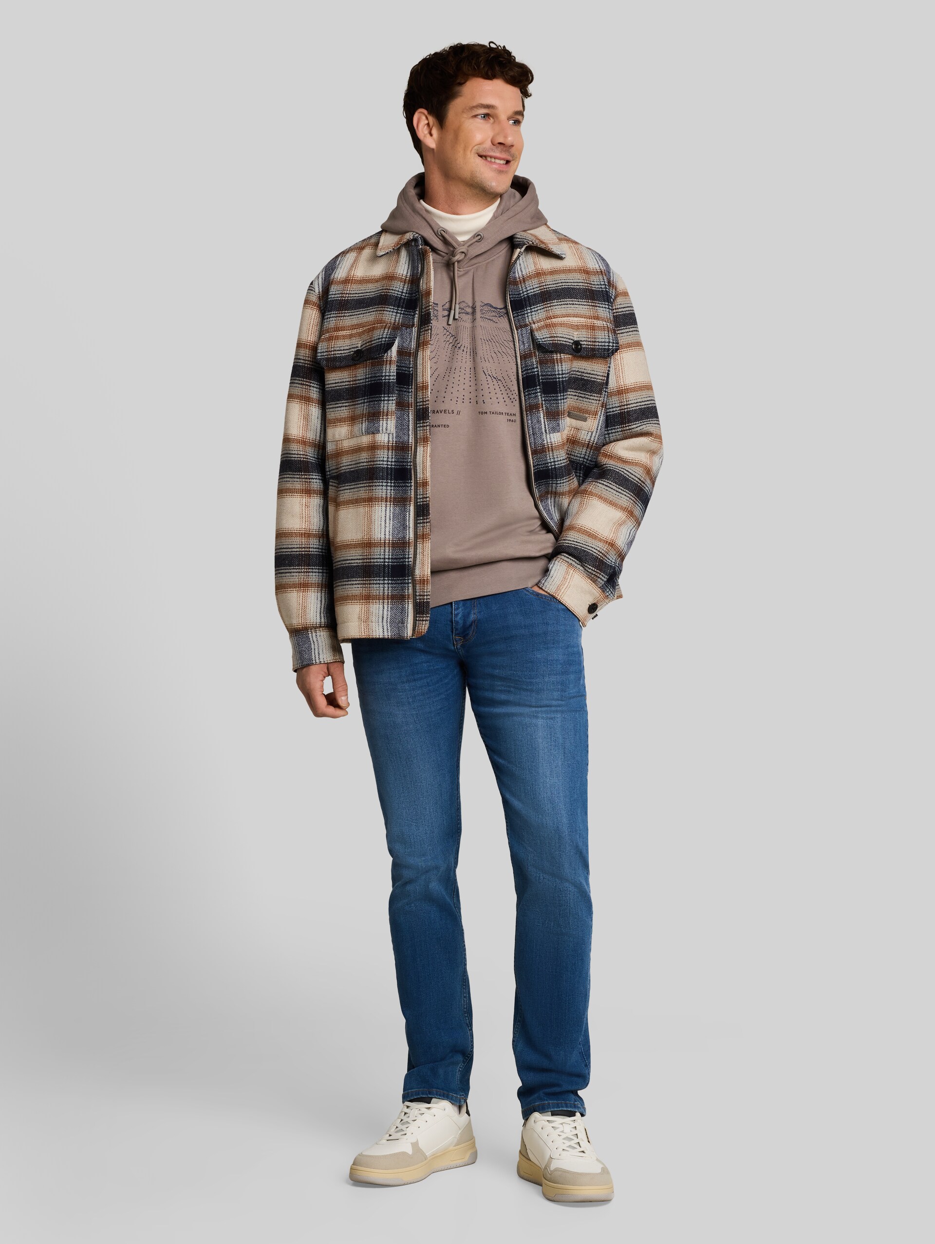 Hoodie met print - Driftwood Taupe - Model vooraanzicht