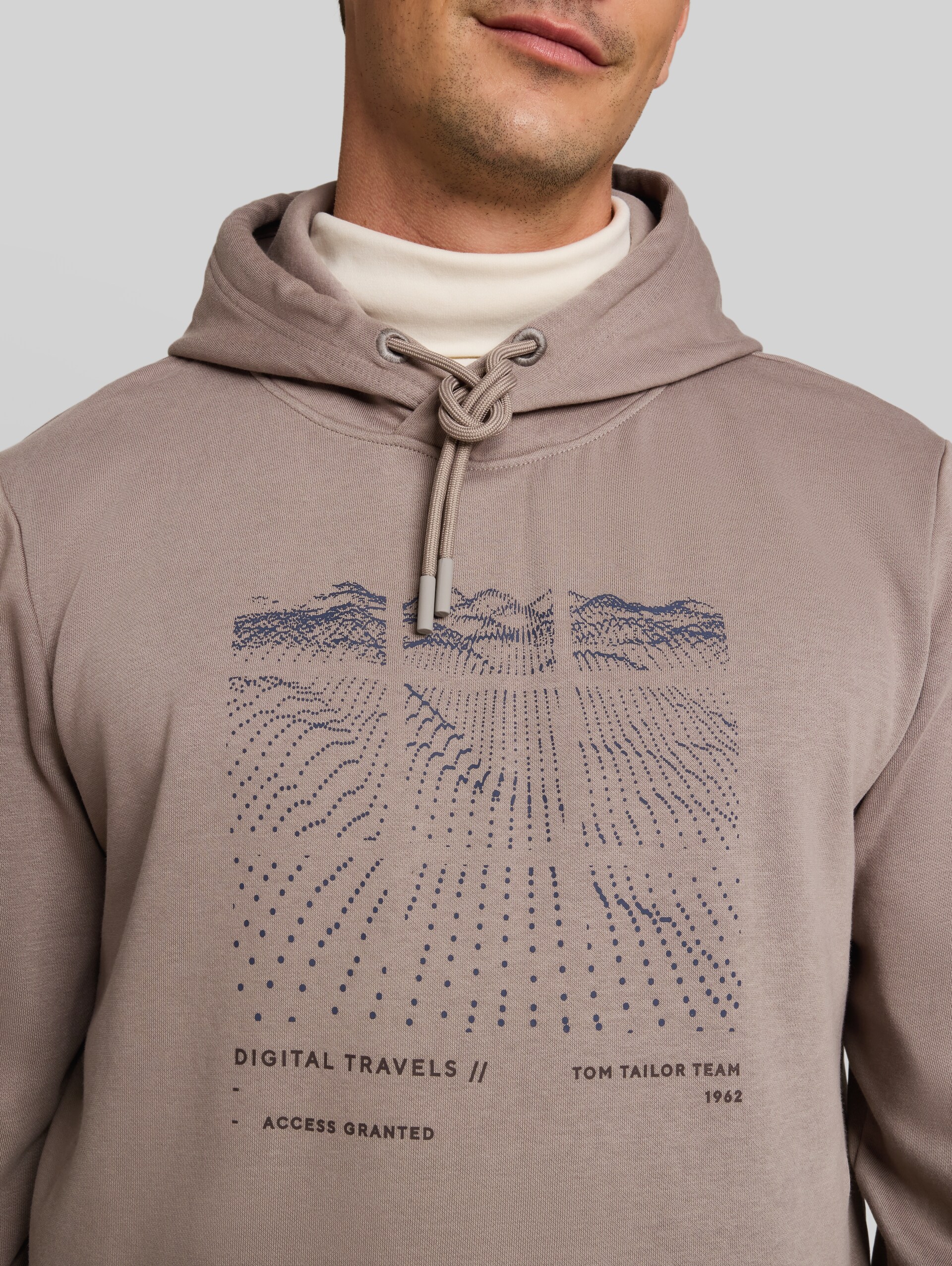 Hoodie met print - Driftwood Taupe - Detailaanzicht model