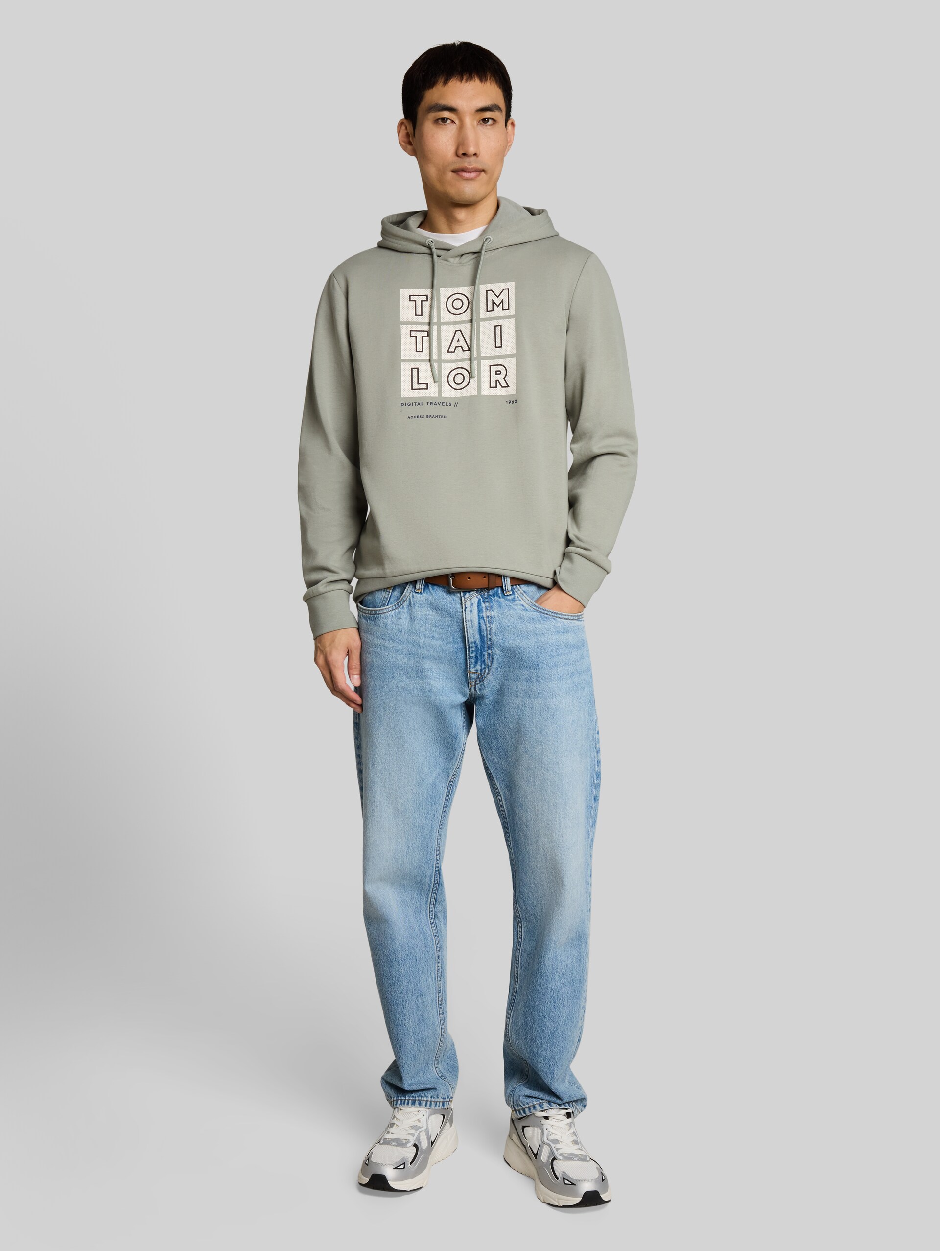 Hoodie sweatshirt with print - iron mint - Model front view