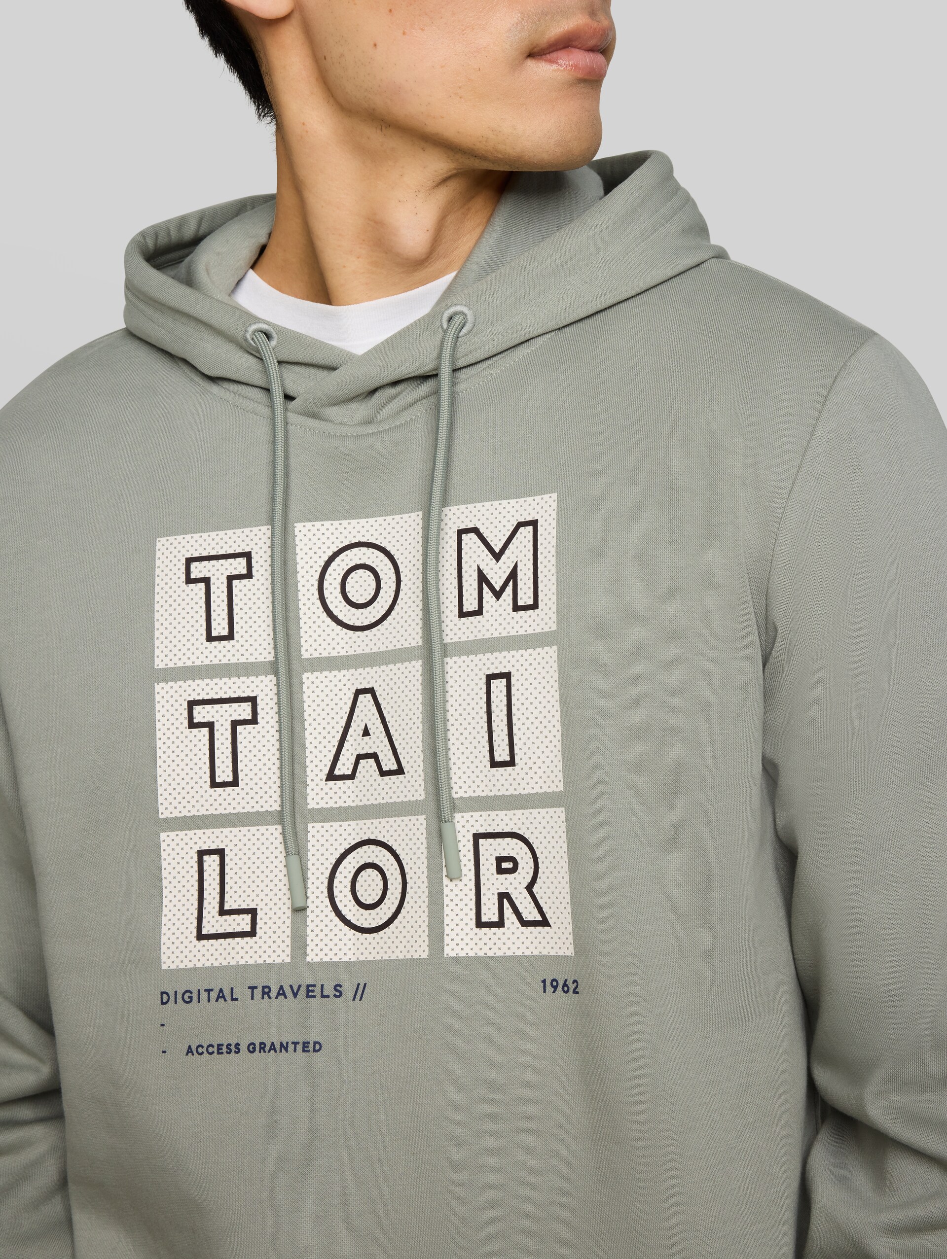Hoodie sweatshirt with print - iron mint - Detail model view