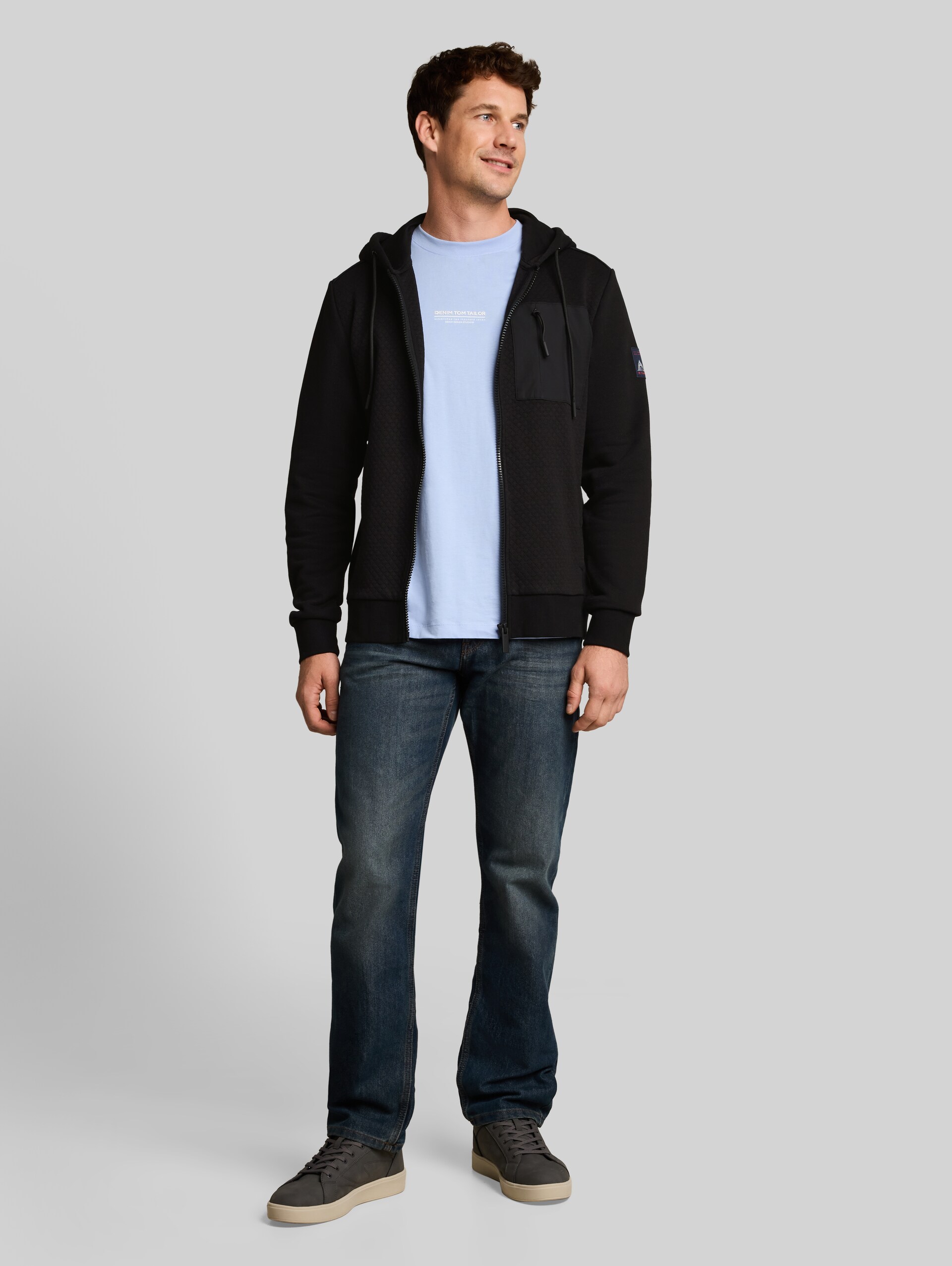 Veste à capuche avec poche poitrine - Black - Vue de face du modèle