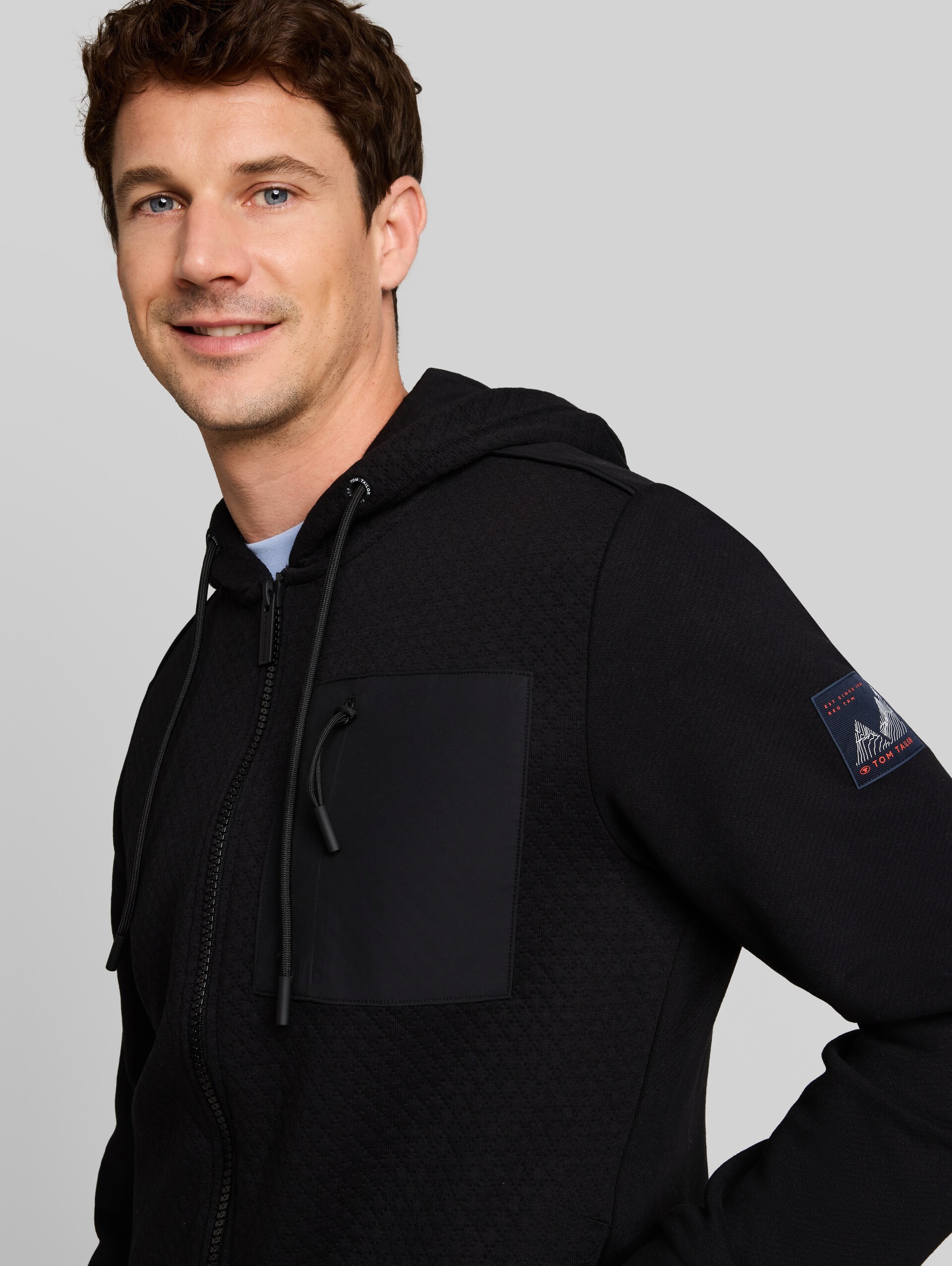 Veste à capuche avec poche poitrine - Black - Vue détaillée du modèle