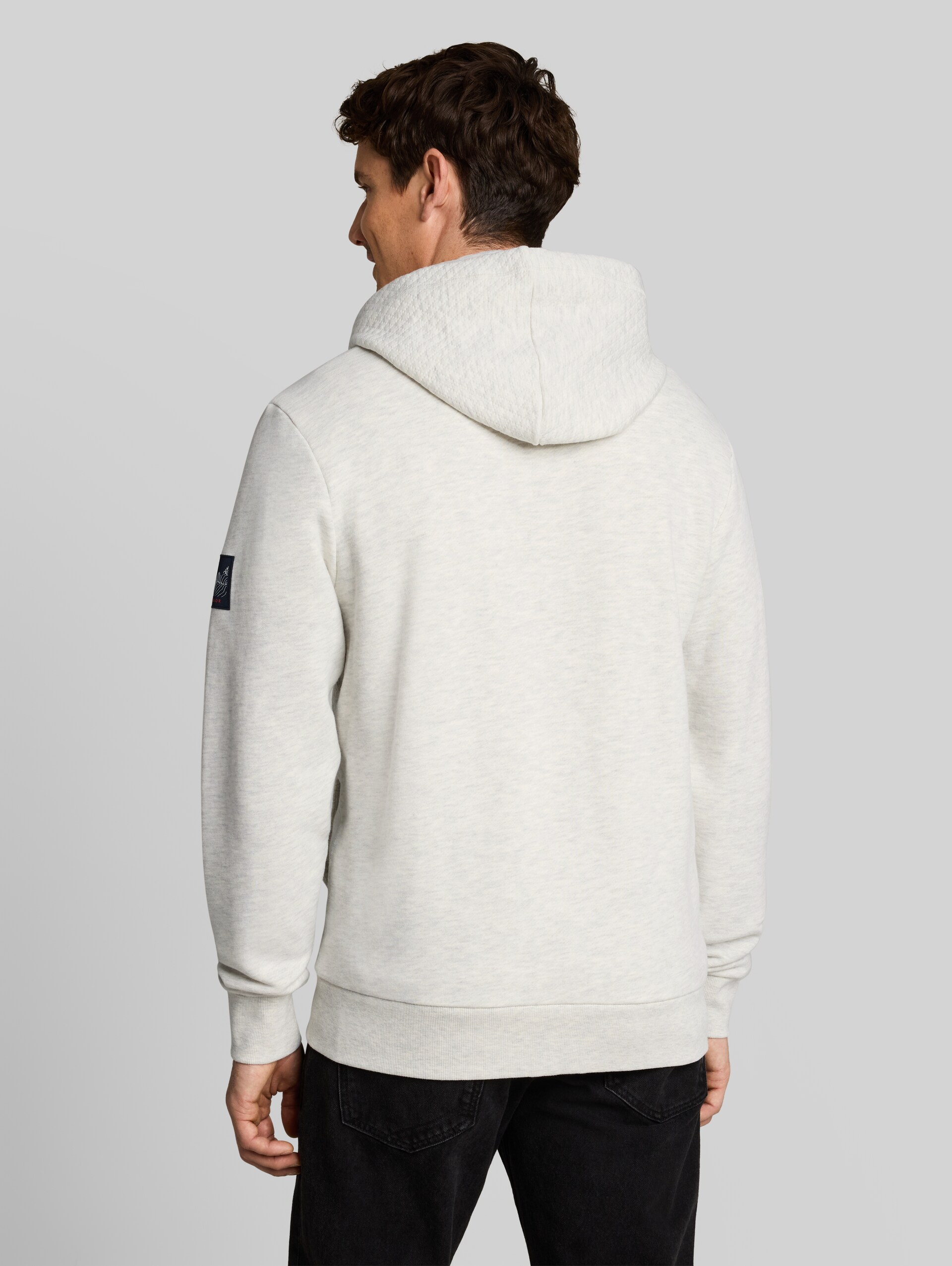 Hoodie Sweatjacke mit Brusttasche - soft buttercream melange - Auschnitt Model-Rückansicht