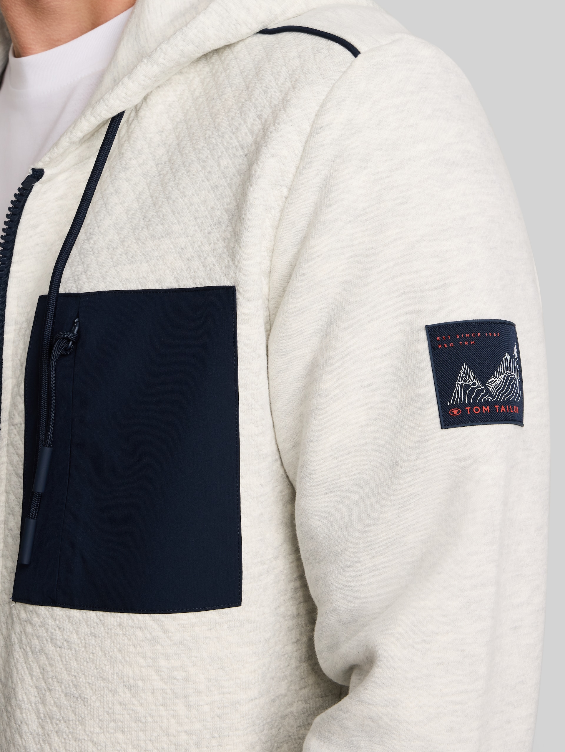 Hoodie Sweatjacke mit Brusttasche - soft buttercream melange - Detail-Model-Ansicht