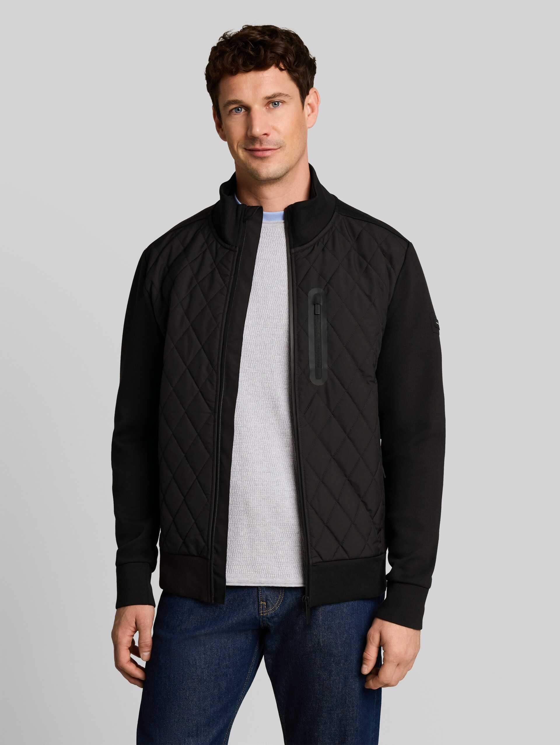 Hybrid Sweatjacke mit Stehkragen - Black - Ausschnitt Model-Vorderansicht