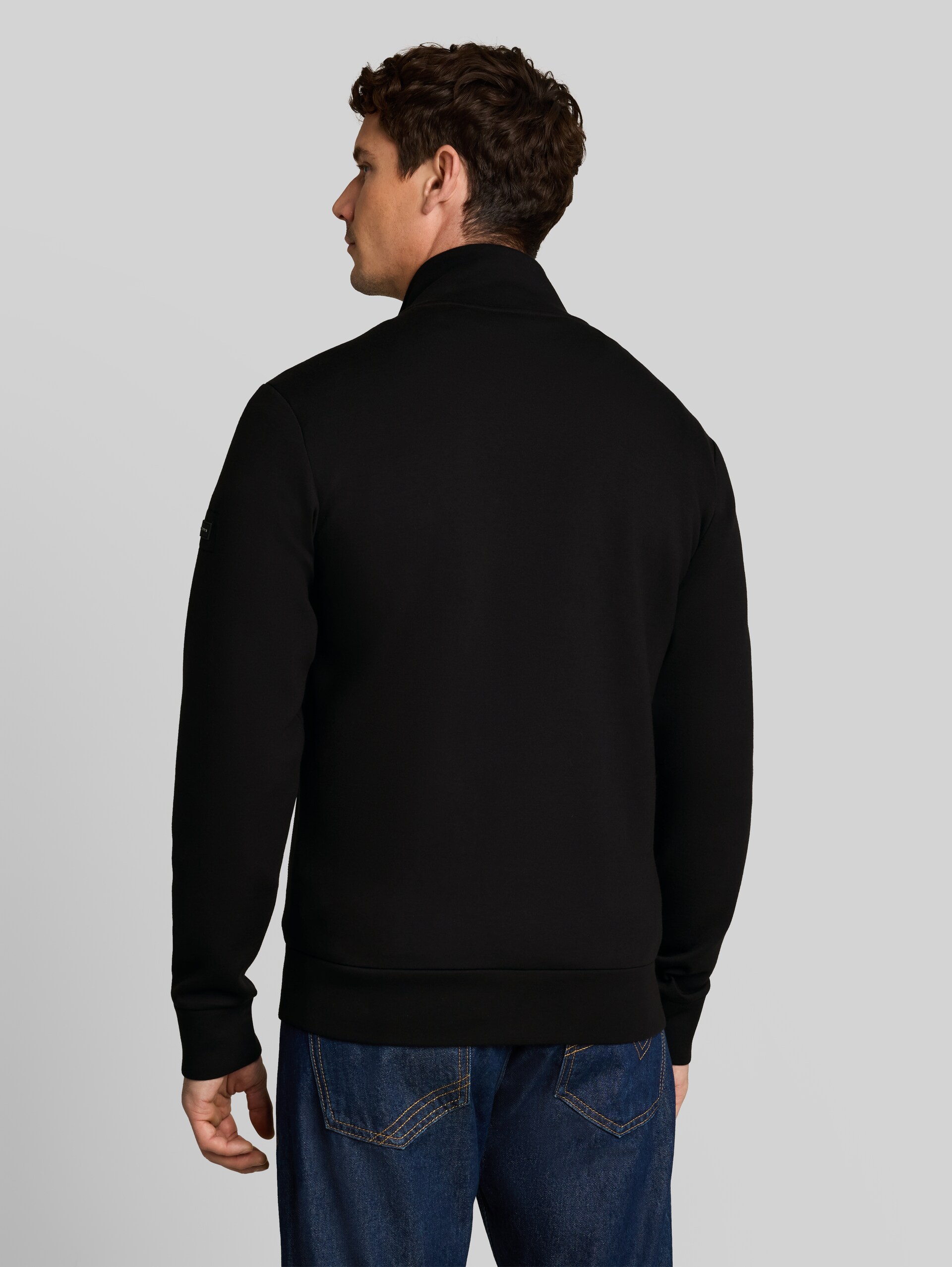Hybrid Sweatjacke mit Stehkragen - Black - Auschnitt Model-Rückansicht